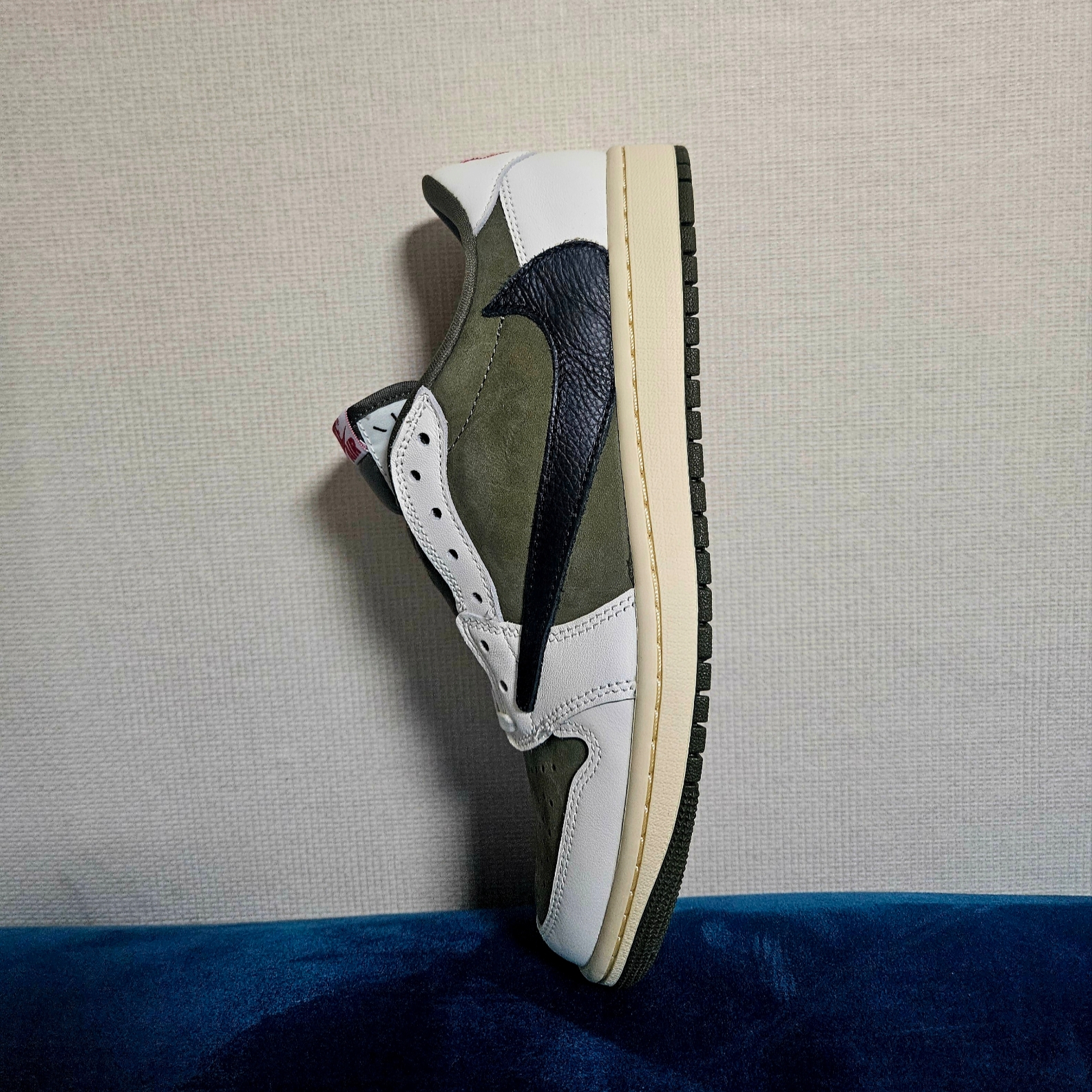 Jordan 1 x Travis Scott Retro Low OG SP Reverse Olive 착용 스타일