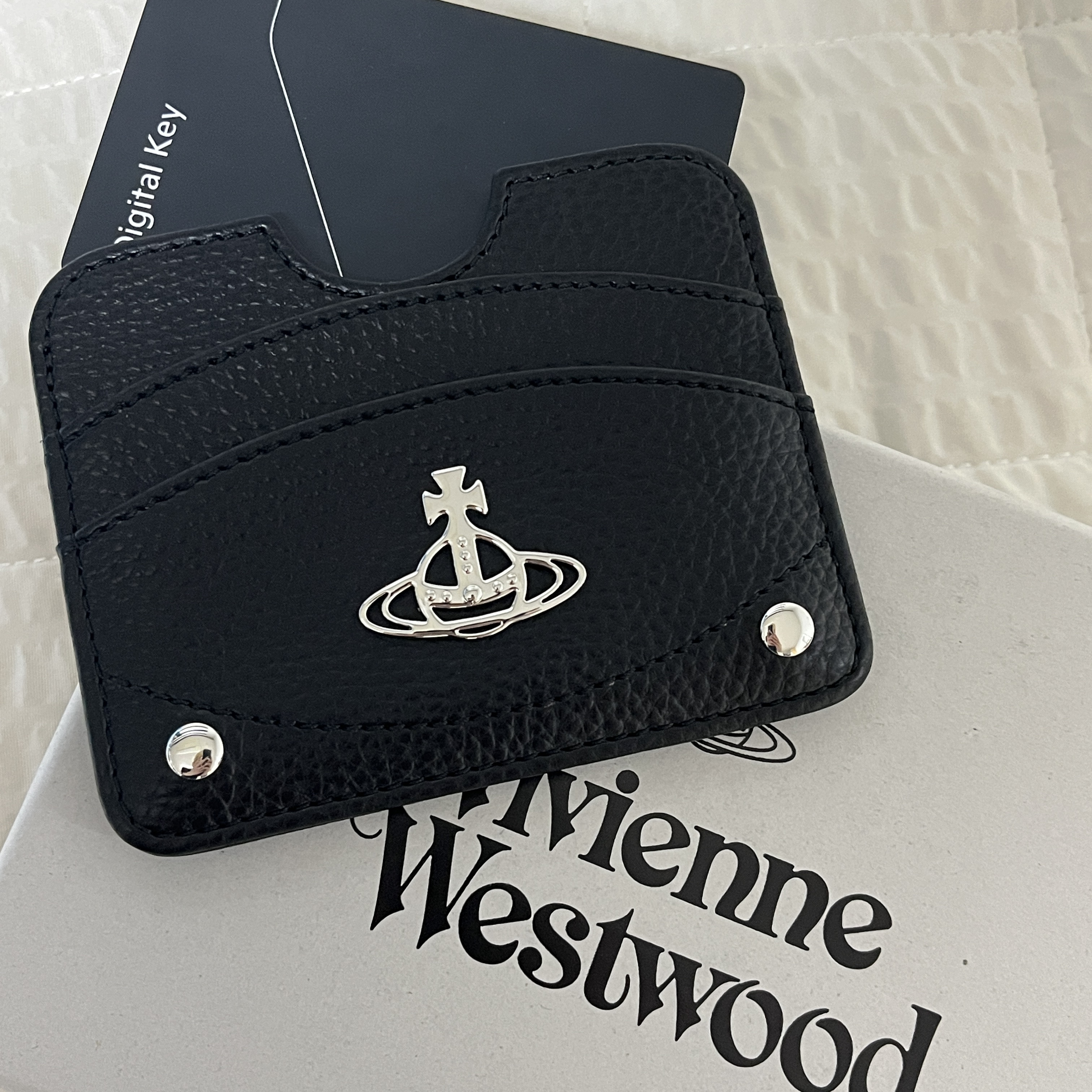 Vivienne Westwood Half Moon Card Holder Black 착용 스타일