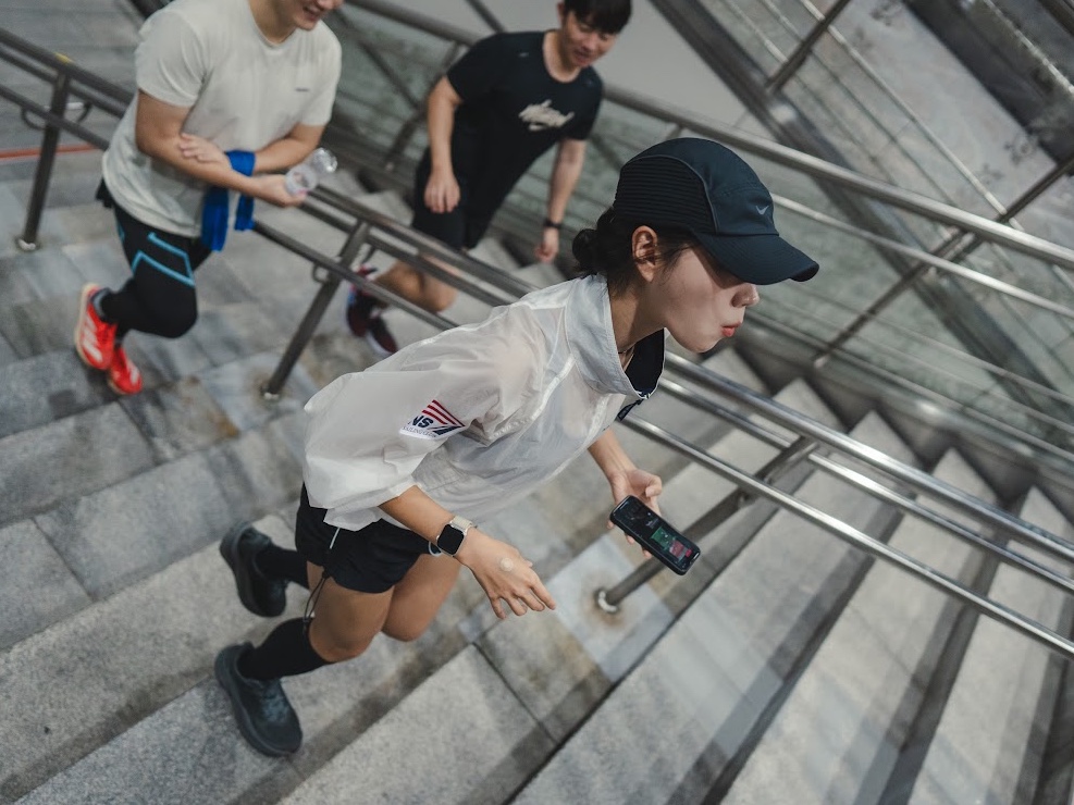 Socks Up Compression Running Knee Socks Black 착용 스타일 - 3