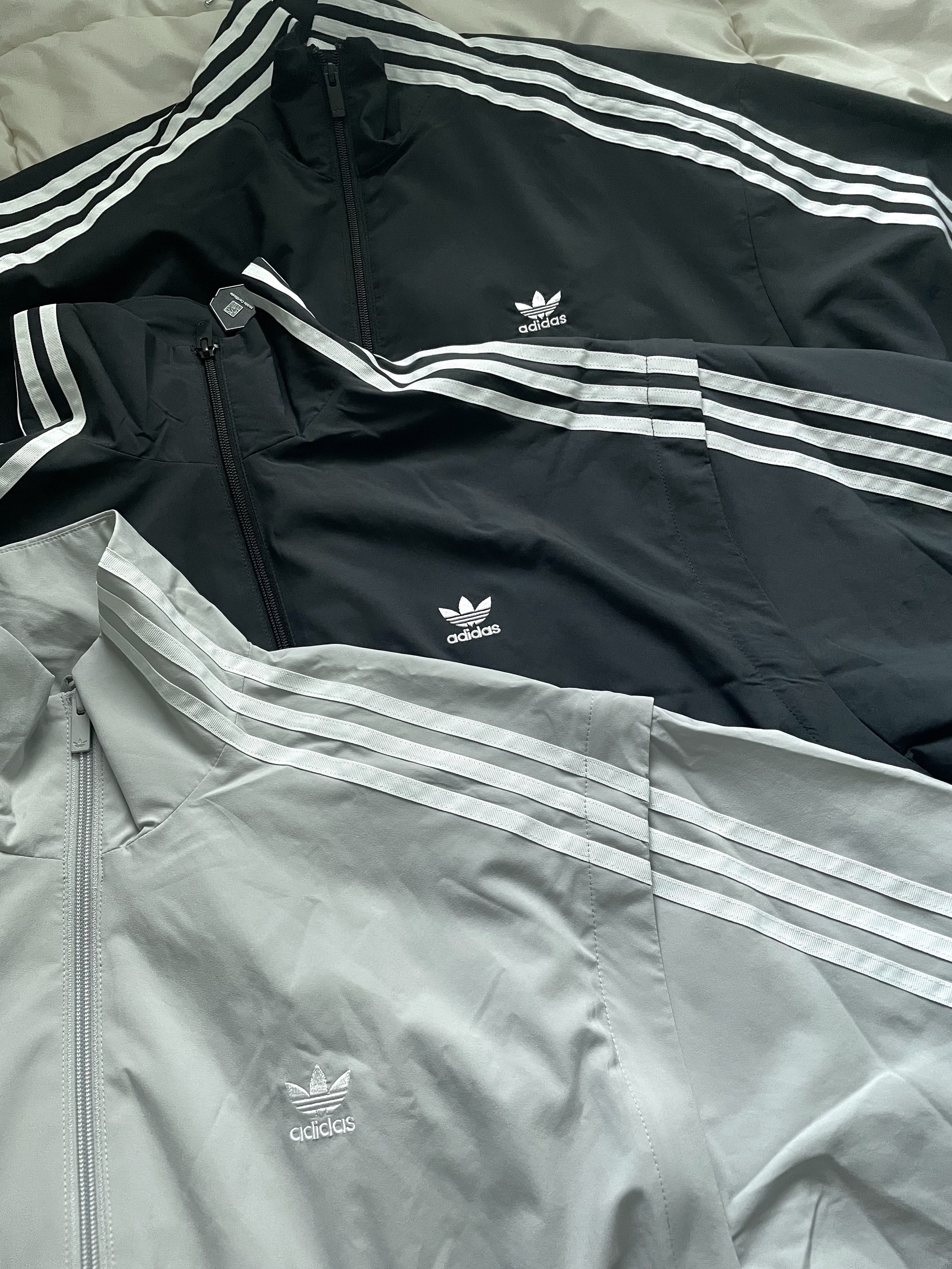 (W) Adidas Adilenium Season 2 Oversized Zip Track Top Gender Neutral Black - KR Sizing, (W) Adidas Adilenium Season 2 Oversized Zip Track Top Gender Neutral Grey Two - KR Sizing 착용 스타일 - 1