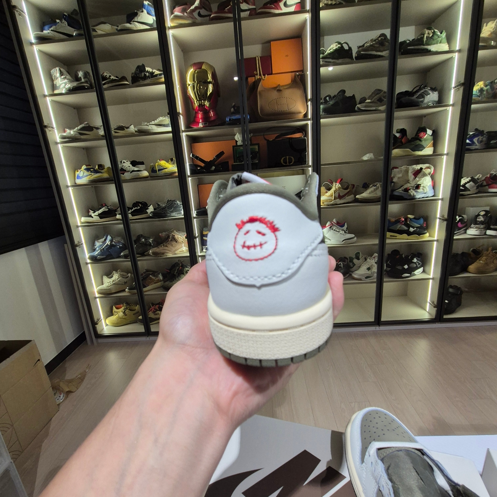 (PS) Jordan 1 x Travis Scott Retro Low OG SP Reverse Olive, (W) Jordan 1 x Travis Scott Retro Low OG SP Canary 착용 스타일 - 8