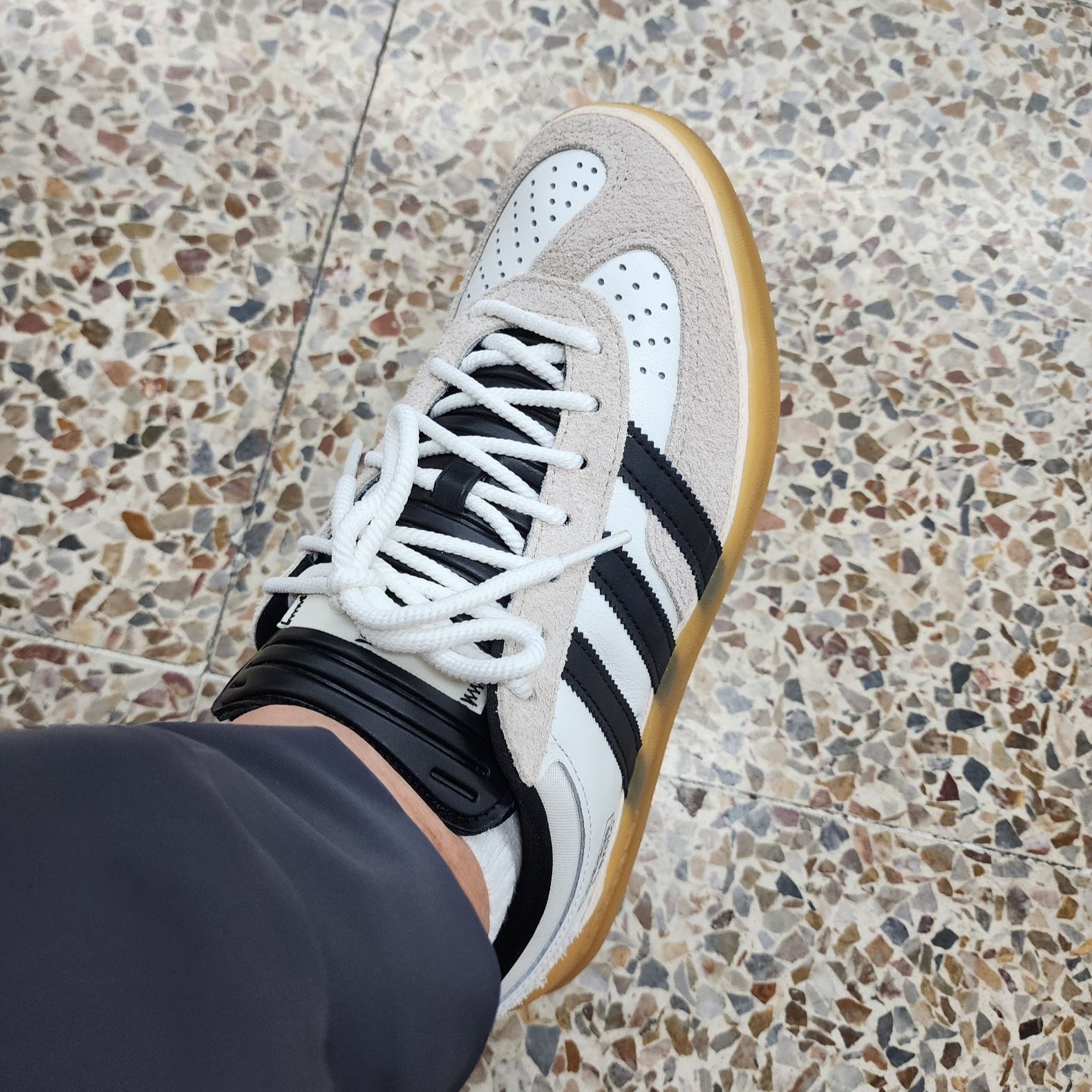 Adidas x Bad Bunny Gazelle Indoor Off White Black 착용 스타일 - 4
