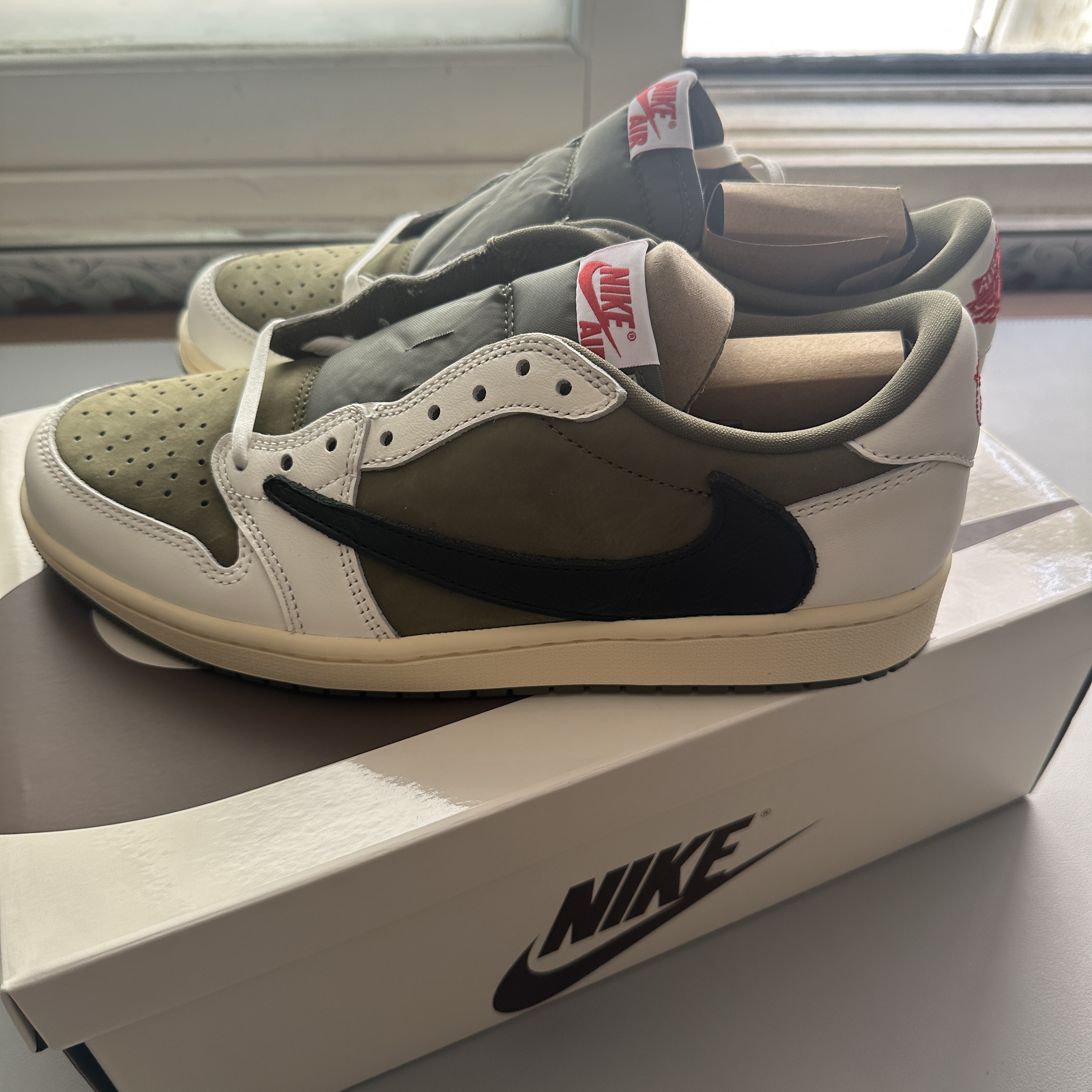 Jordan 1 x Travis Scott Retro Low OG SP Reverse Olive 착용 스타일 - 3