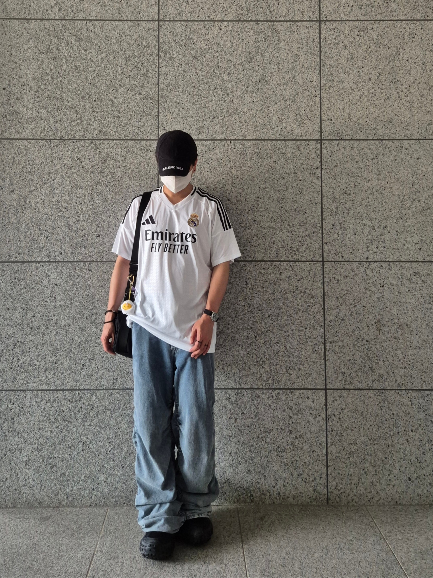 Balenciaga Logo Visor Cap Black, Adidas Real Madrid 2024/25 Home Jersey White - KR Sizing (Non Marking Ver.) 착용 스타일 - 2