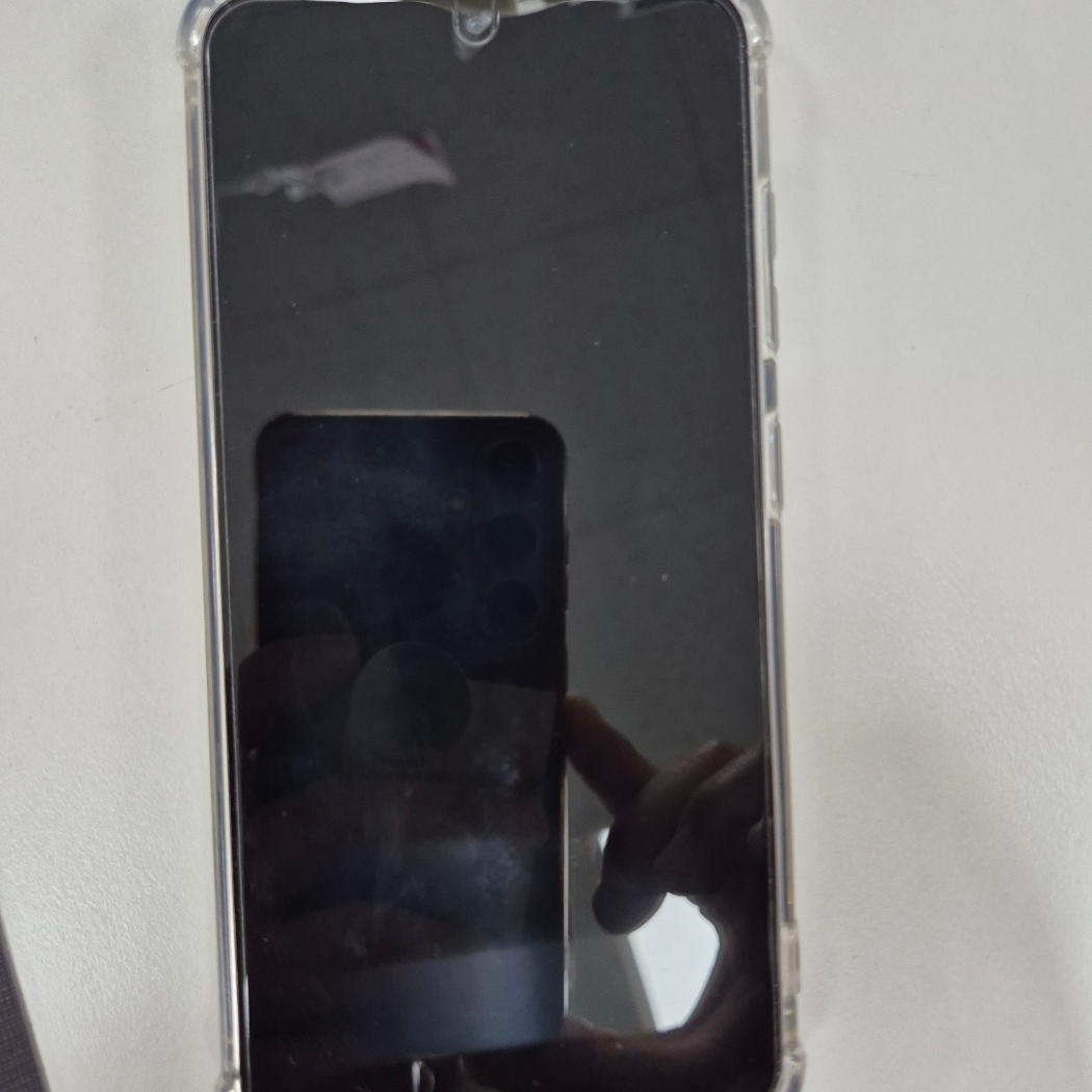 [S등급] Refurbished Galaxy S23 256GB Phantom Black 착용 스타일