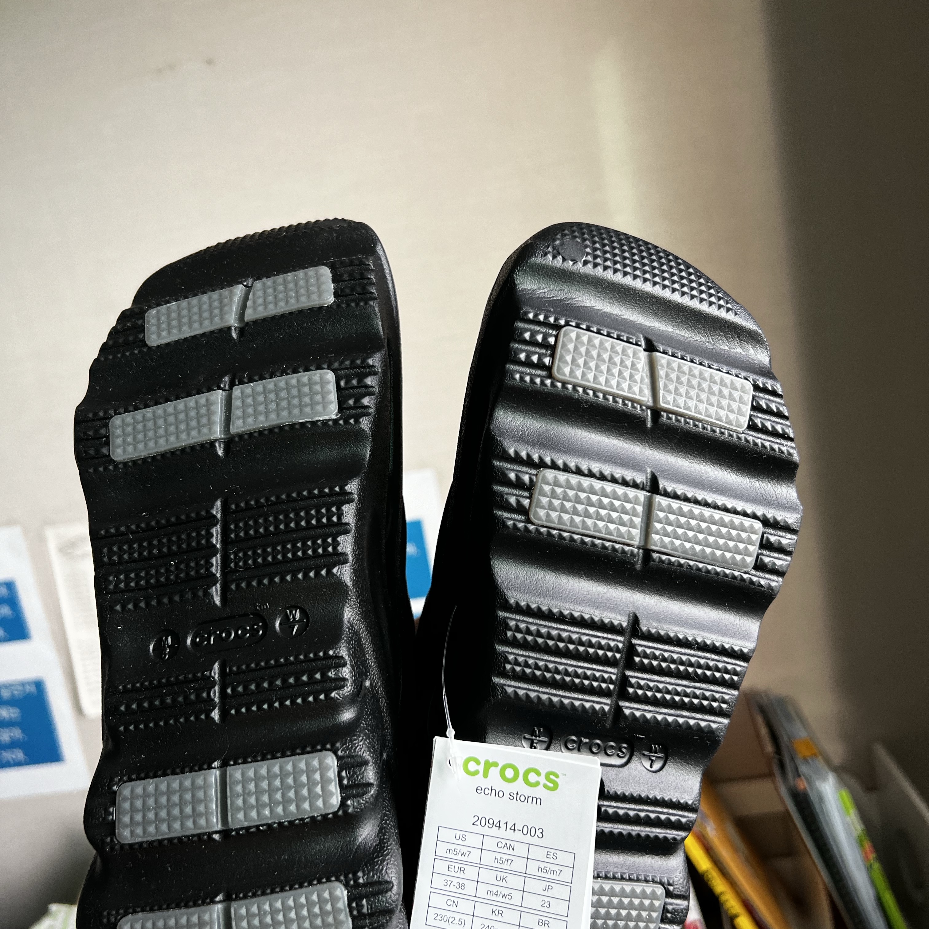 Crocs Echo Storm Midnight 착용 스타일 - 6