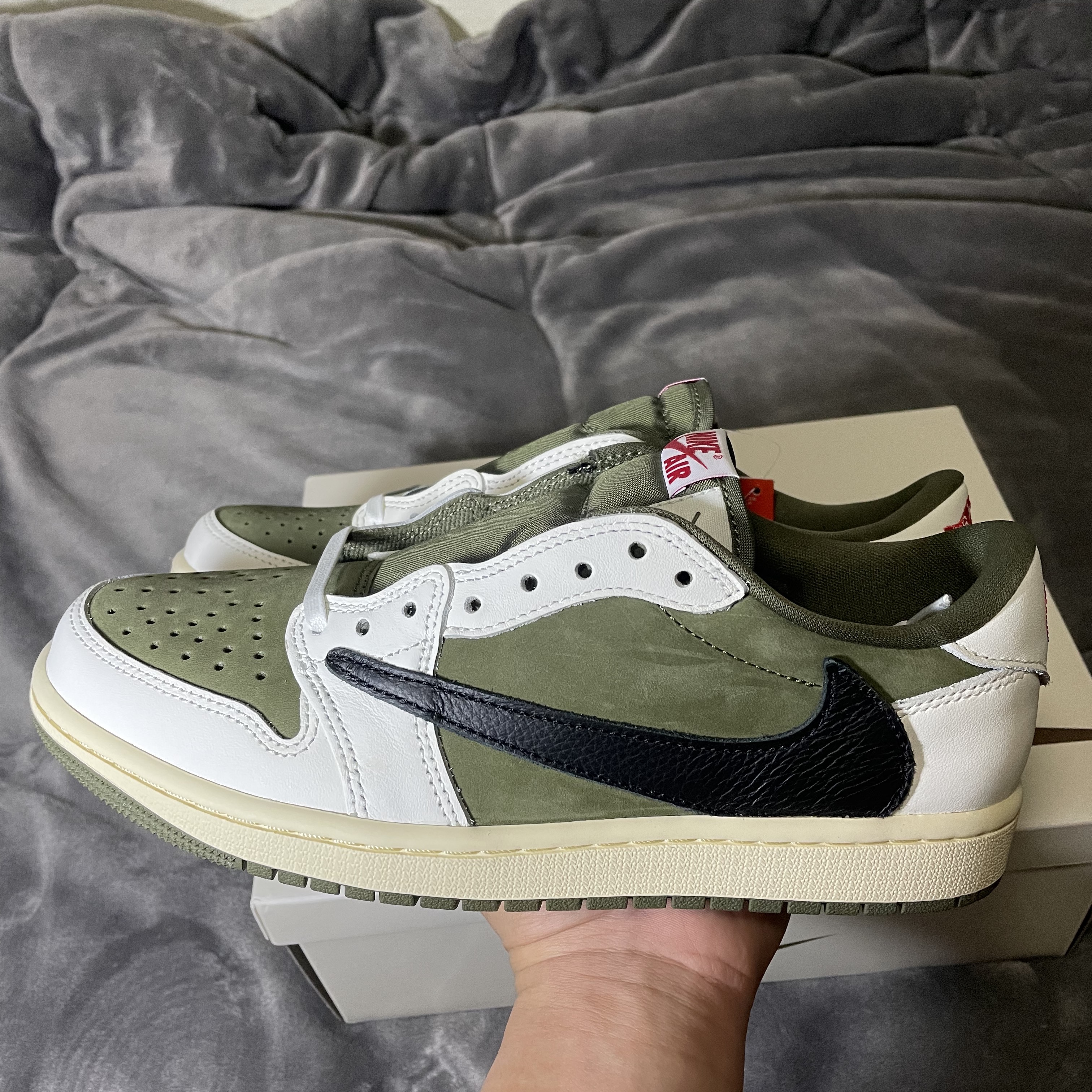 Jordan 1 x Travis Scott Retro Low OG SP Reverse Olive 착용 스타일