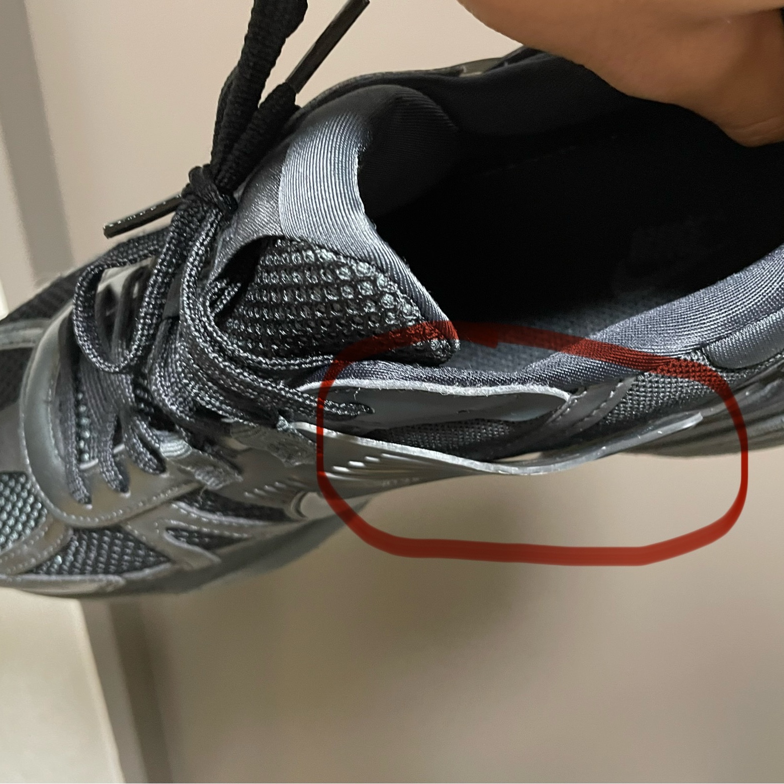 Nike V2K Run Black Anthracite 착용 스타일 - 1
