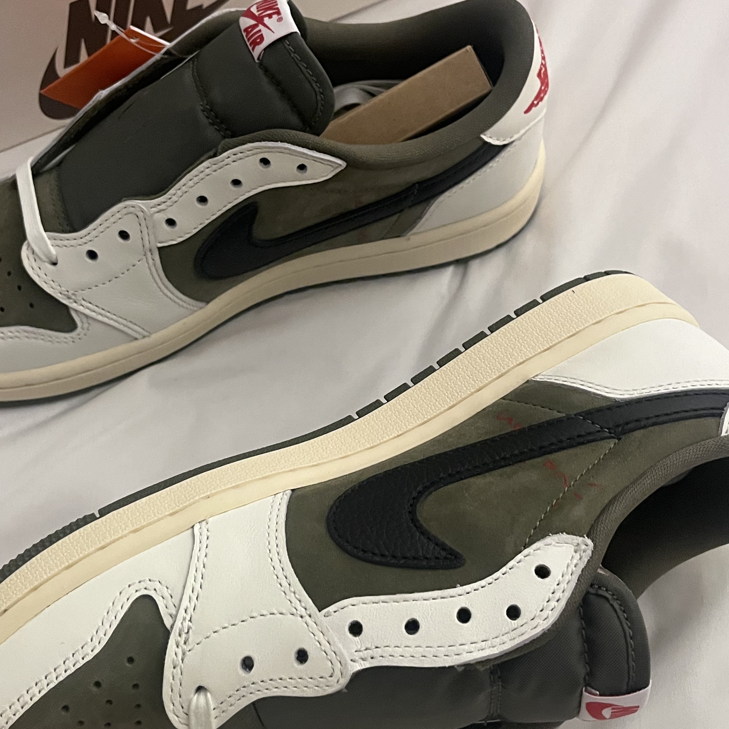 Jordan 1 x Travis Scott Retro Low OG SP Reverse Olive 착용 스타일 - 2