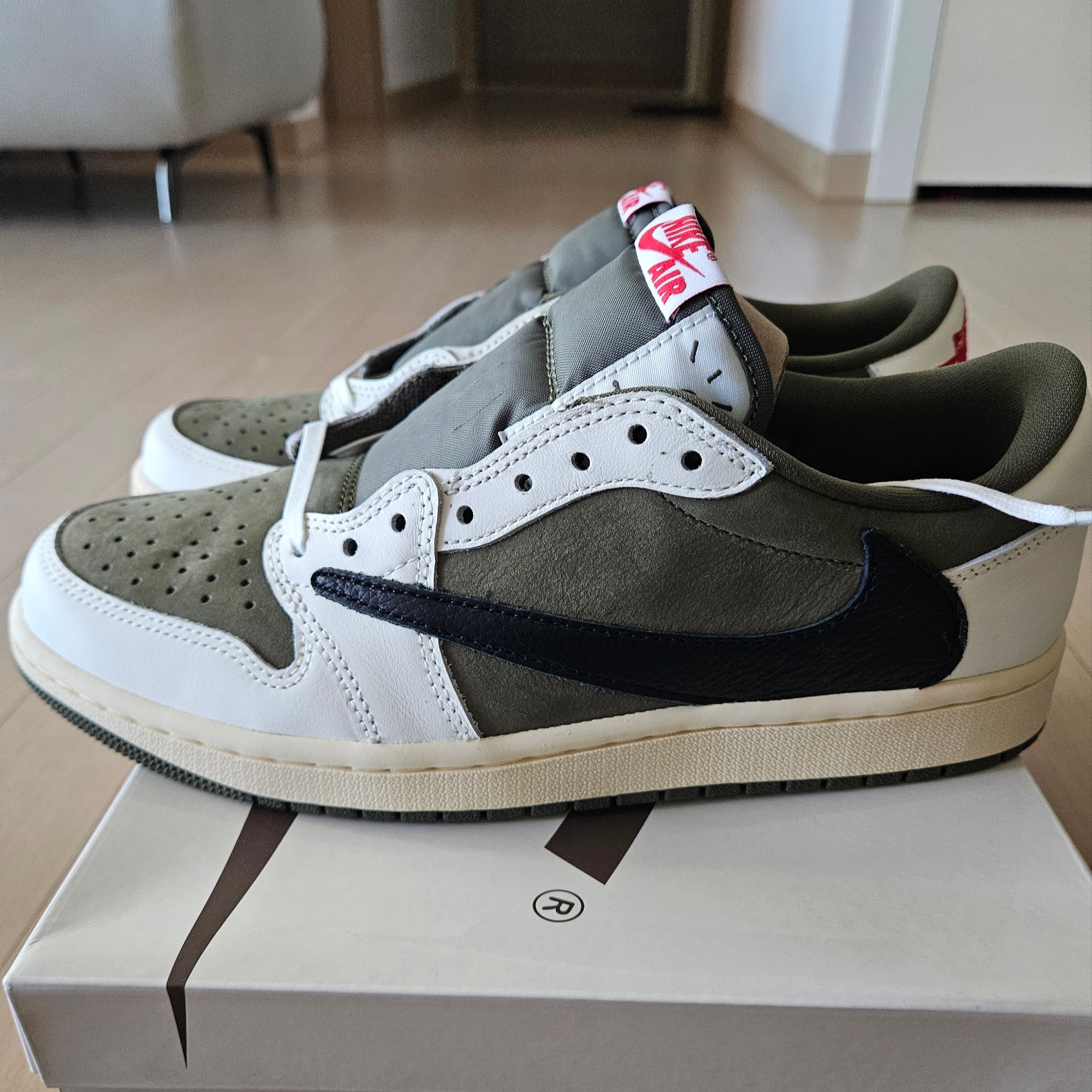 Jordan 1 x Travis Scott Retro Low OG SP Reverse Olive 착용 스타일 - 1