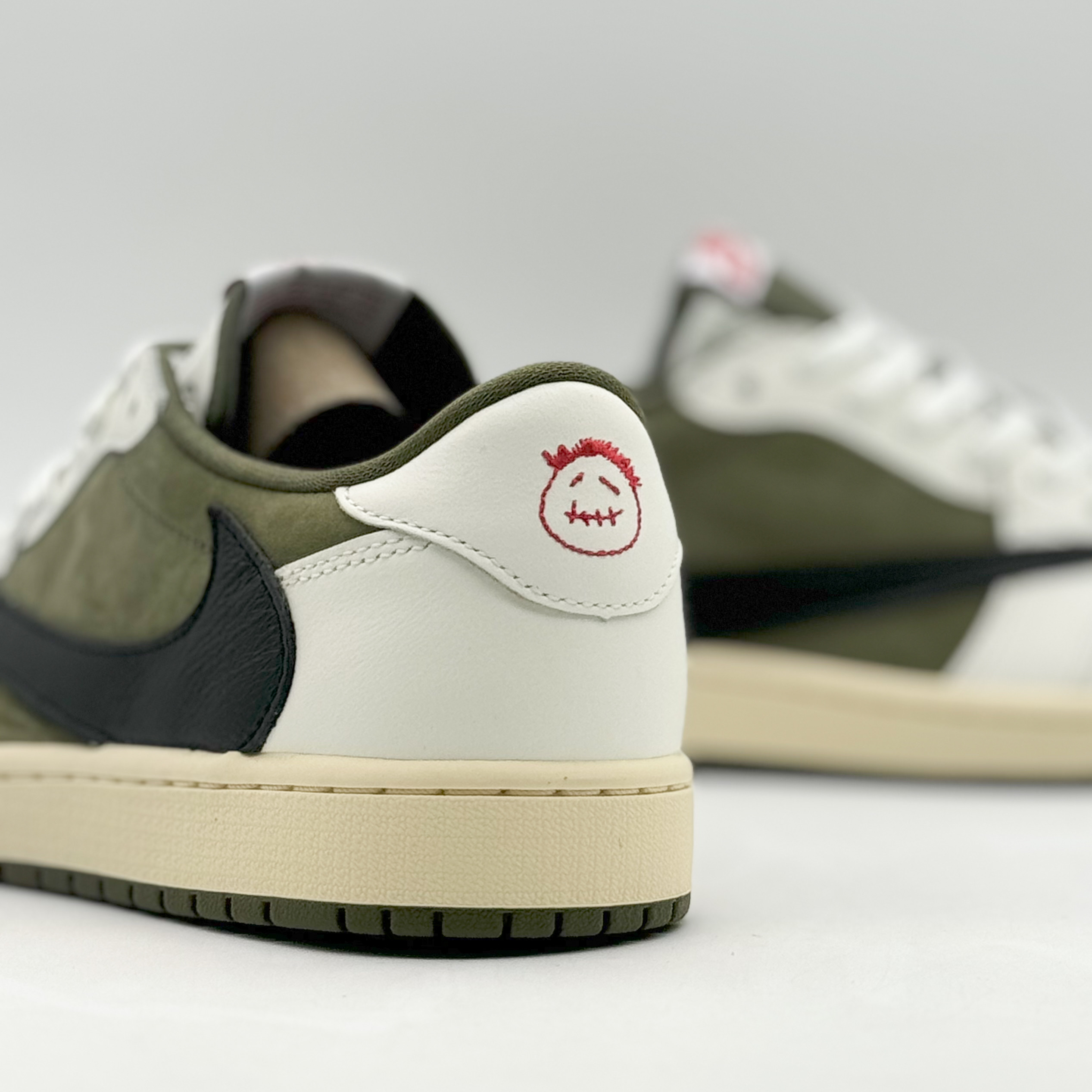 Jordan 1 x Travis Scott Retro Low OG SP Reverse Olive 착용 스타일 - 3