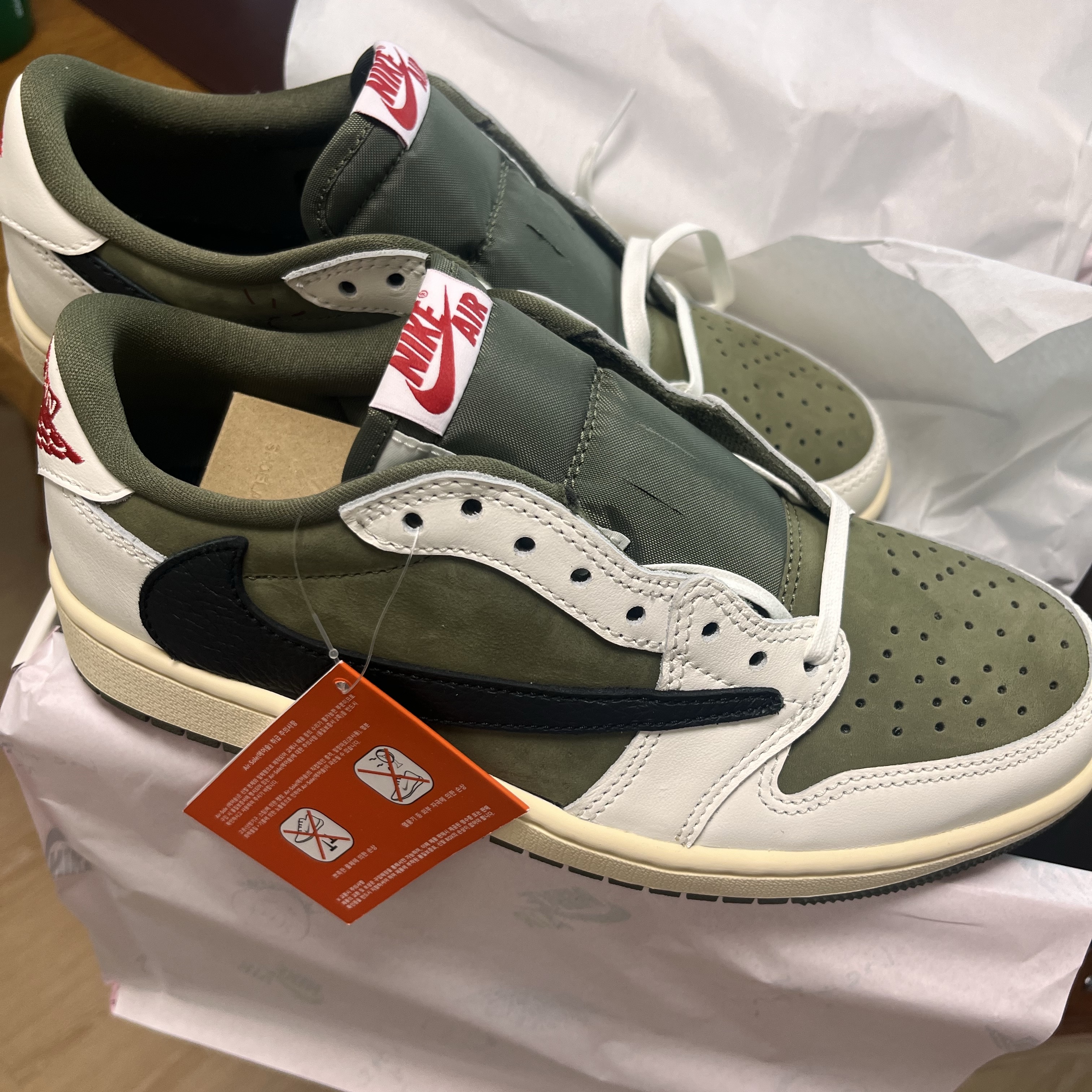 Jordan 1 x Travis Scott Retro Low OG SP Reverse Olive 착용 스타일