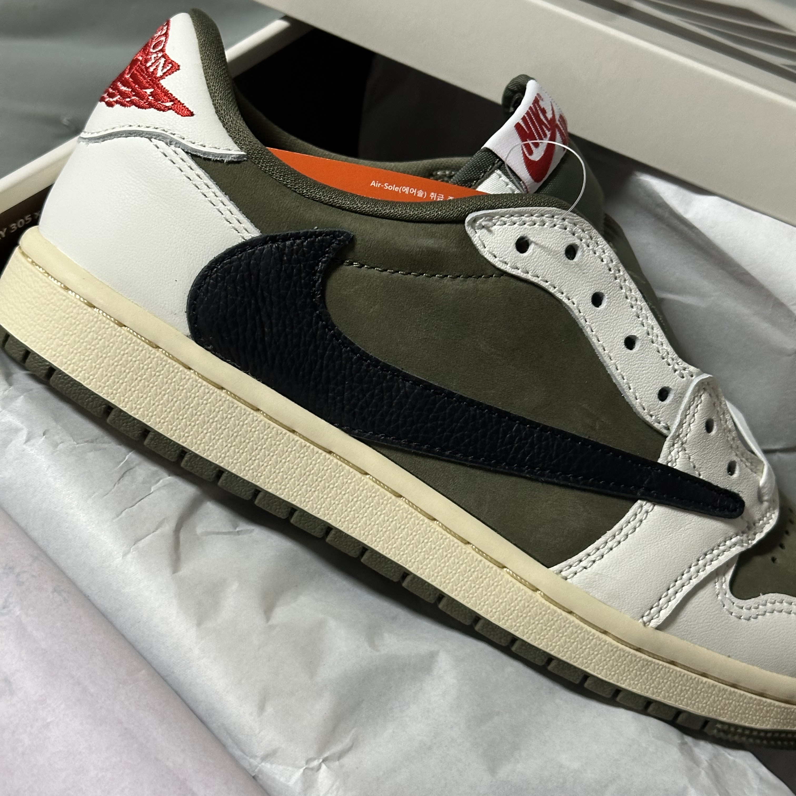Jordan 1 x Travis Scott Retro Low OG SP Reverse Olive 착용 스타일