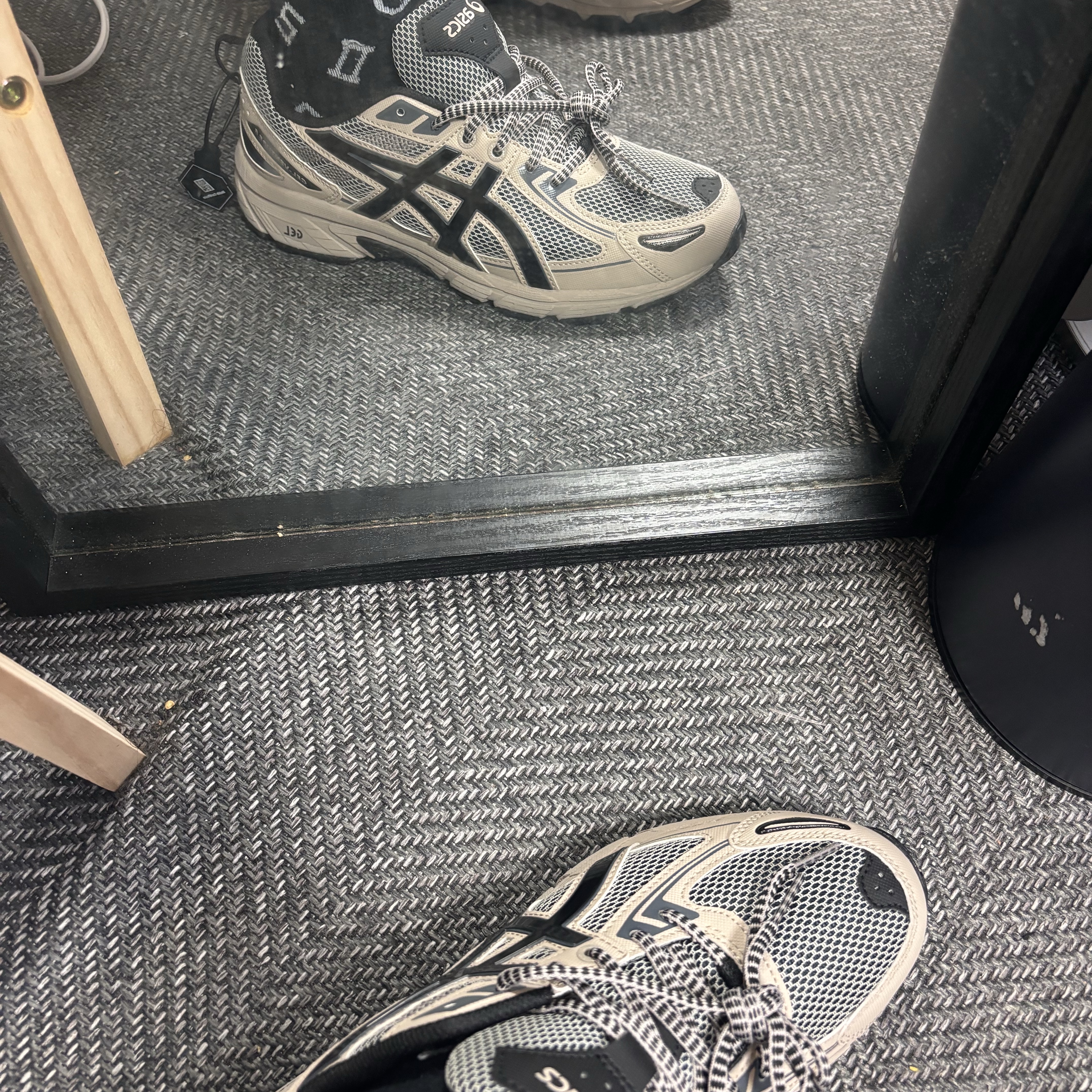 Asics Gel-Venture 6 Feather Grey Black 착용 스타일
