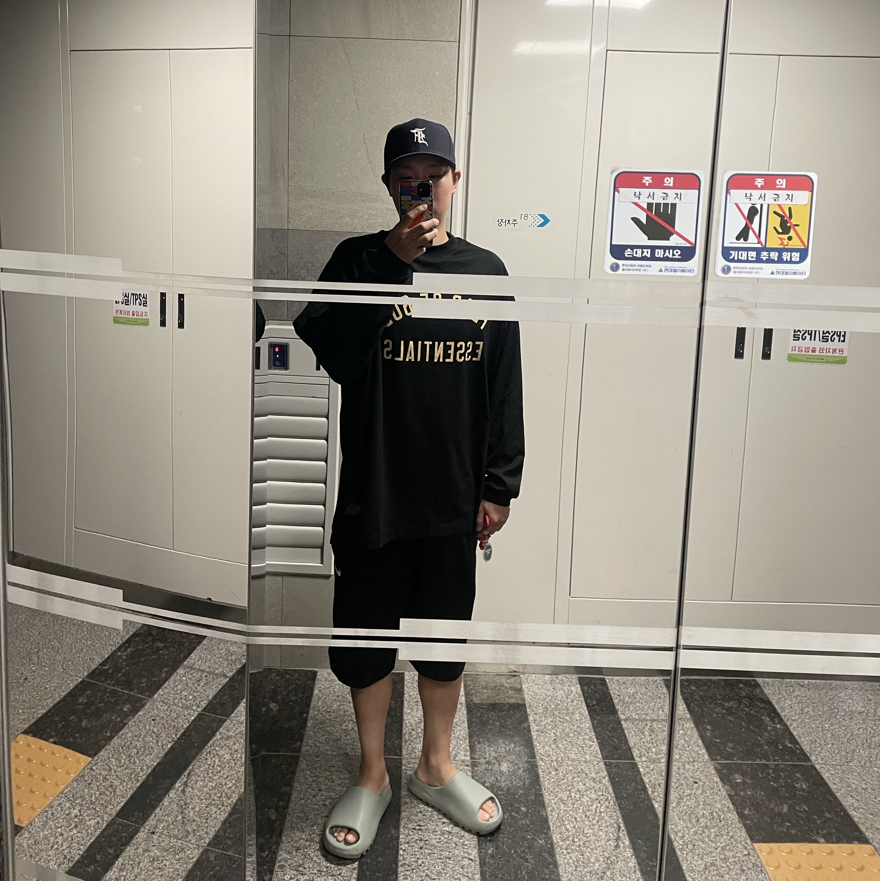 New Era x Fear of God 59FIFTY Chicago White Sox Fitted Cap Black, Essentials Jersey Long Sleeve Tee Black - 24FW 착용 스타일
