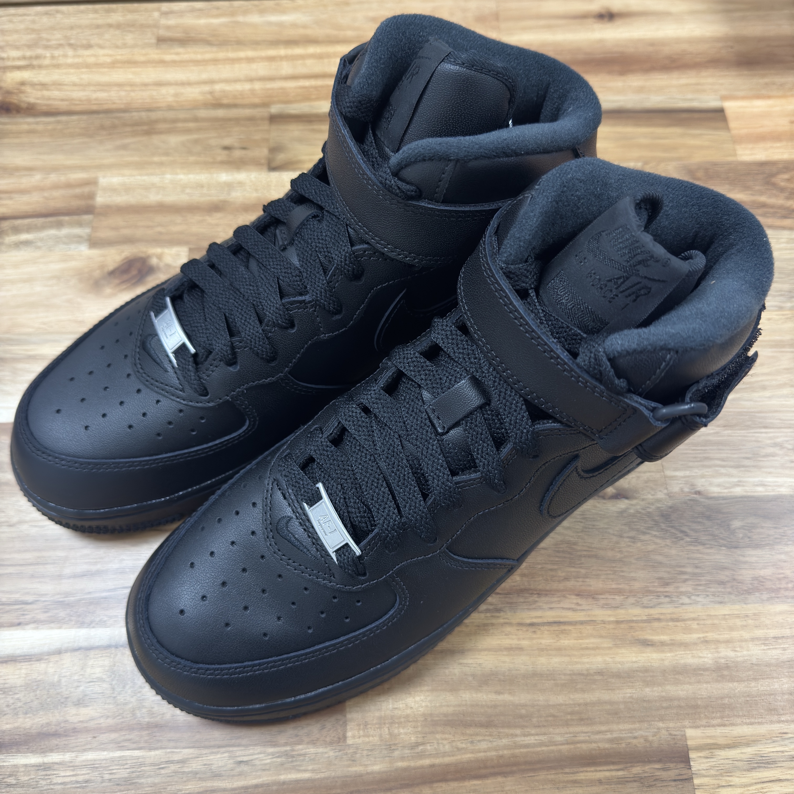 Nike x Supreme Air Force 1 Mid Black 착용 스타일 - 1