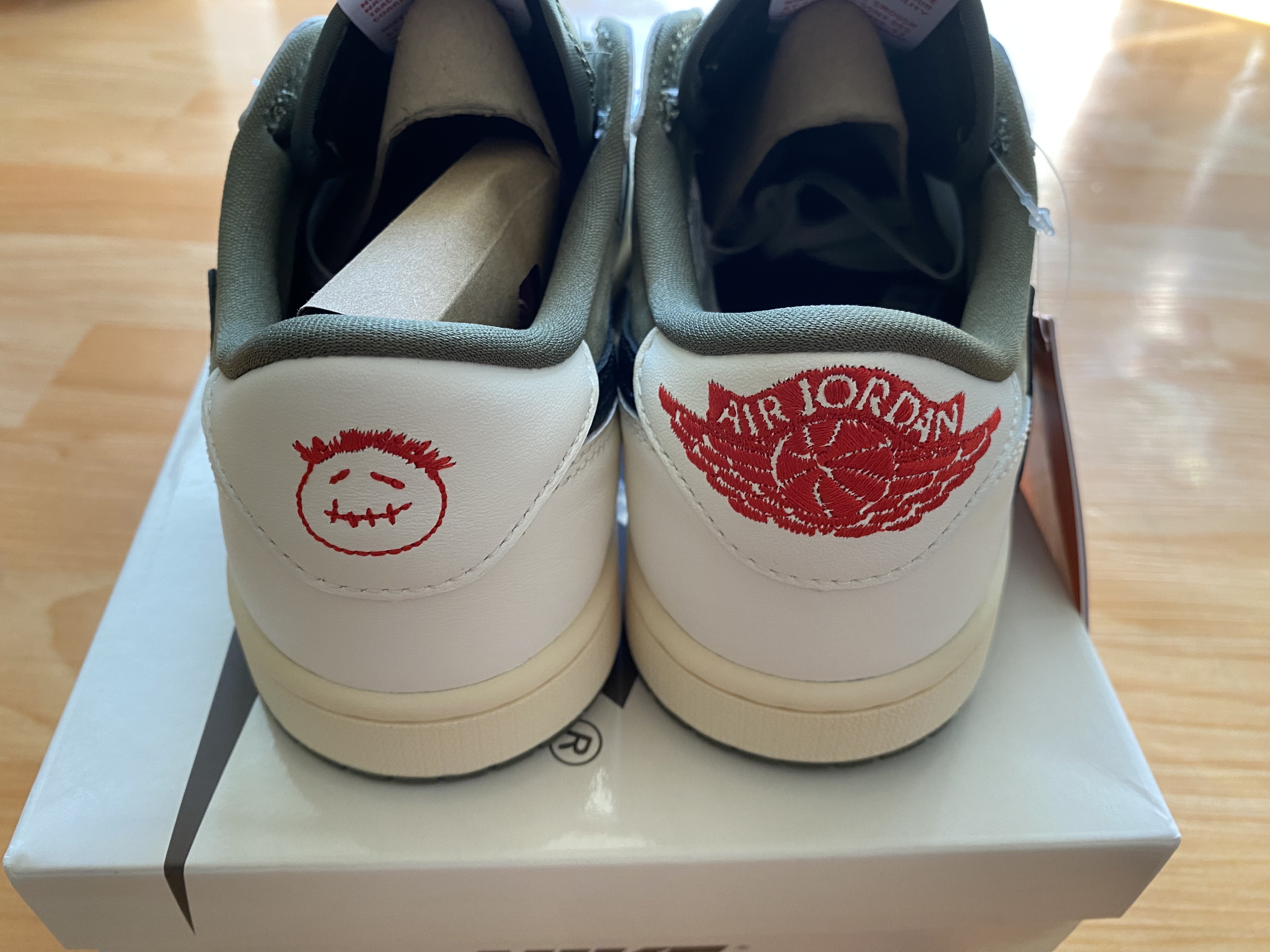 Jordan 1 x Travis Scott Retro Low OG SP Reverse Olive 착용 스타일 - 1