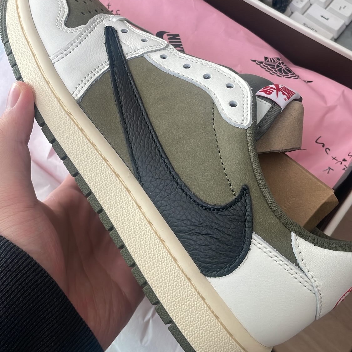 Jordan 1 x Travis Scott Retro Low OG SP Reverse Olive 착용 스타일