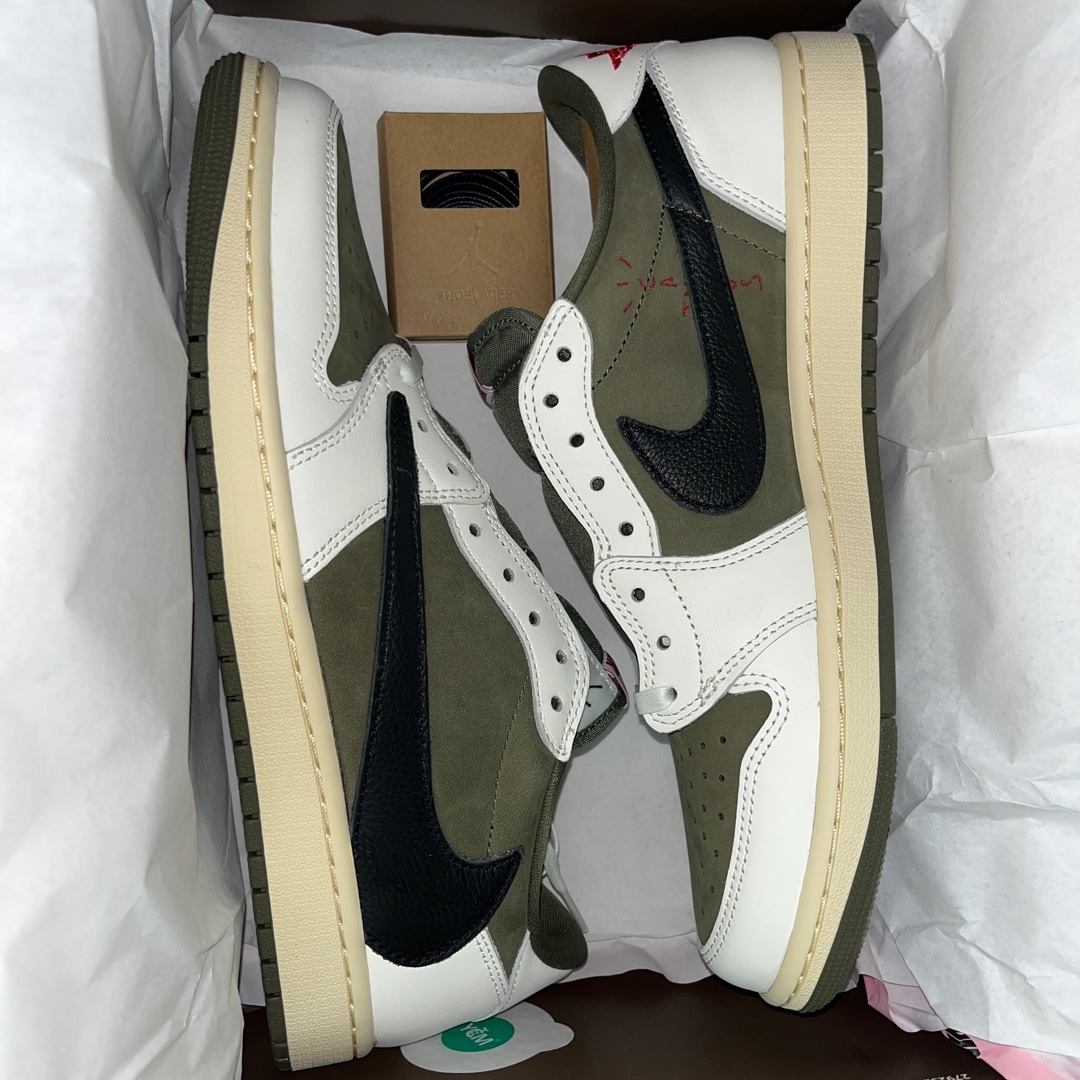 Jordan 1 x Travis Scott Retro Low OG SP Reverse Olive 착용 스타일 - 2
