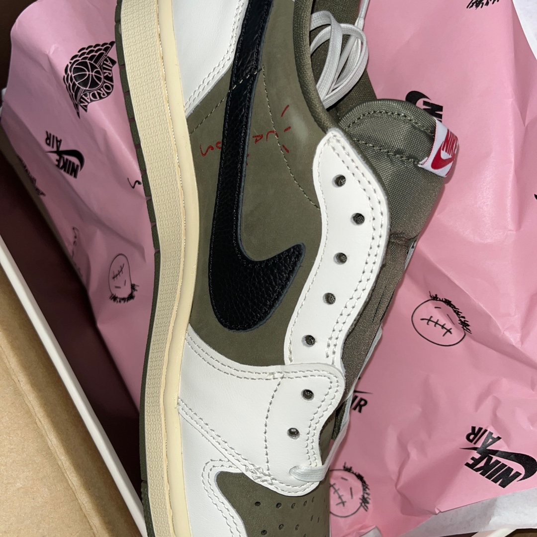 Jordan 1 x Travis Scott Retro Low OG SP Reverse Olive 착용 스타일 - 1