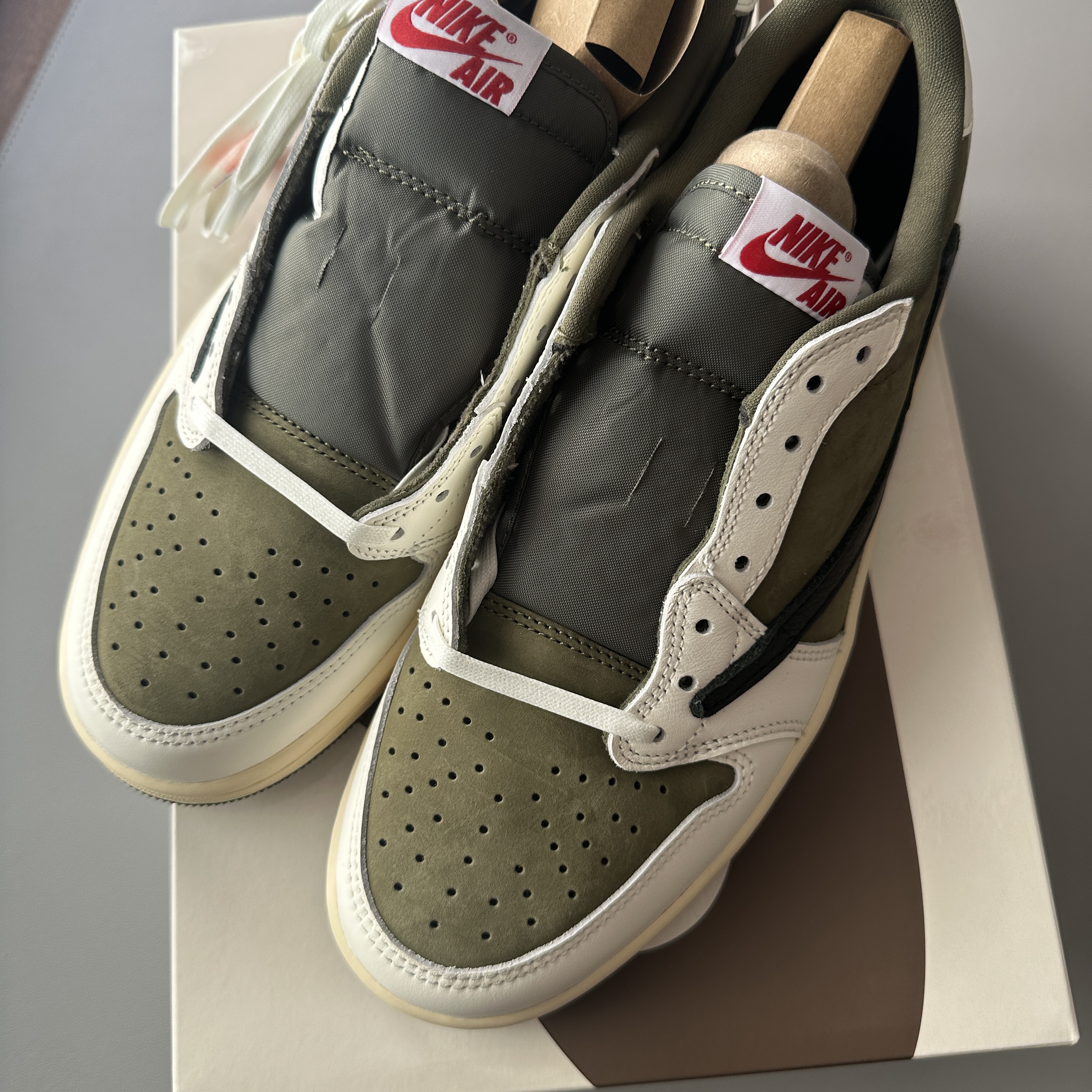 Jordan 1 x Travis Scott Retro Low OG SP Reverse Olive 착용 스타일 - 2