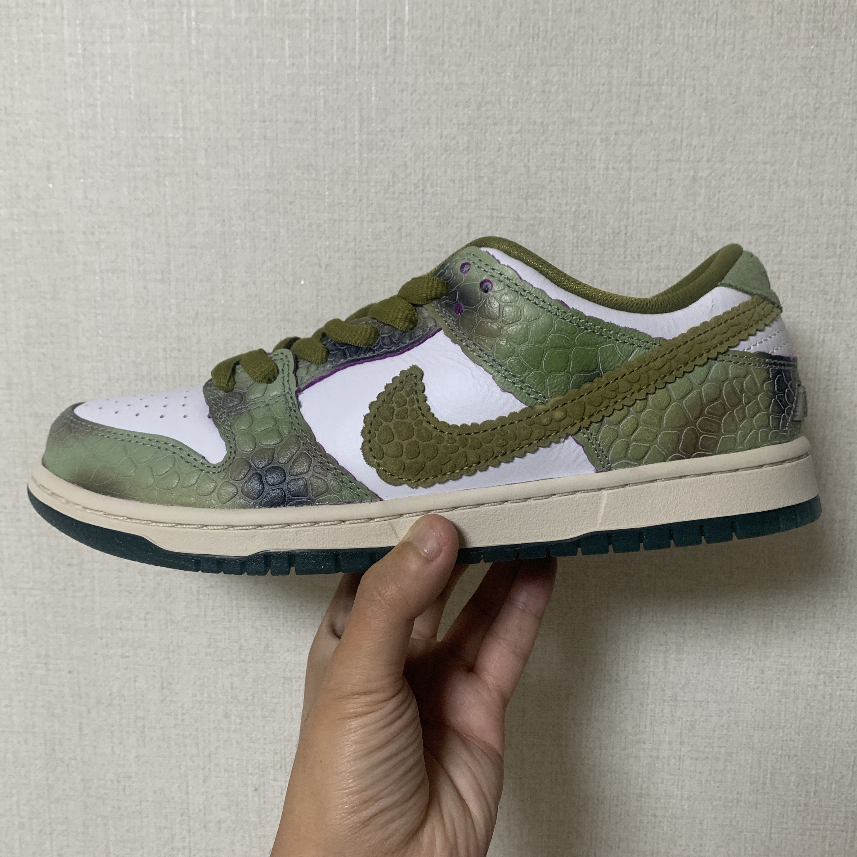 Nike x Alexis Sablone SB Dunk Low Pro White and Pacific Moss 착용 스타일