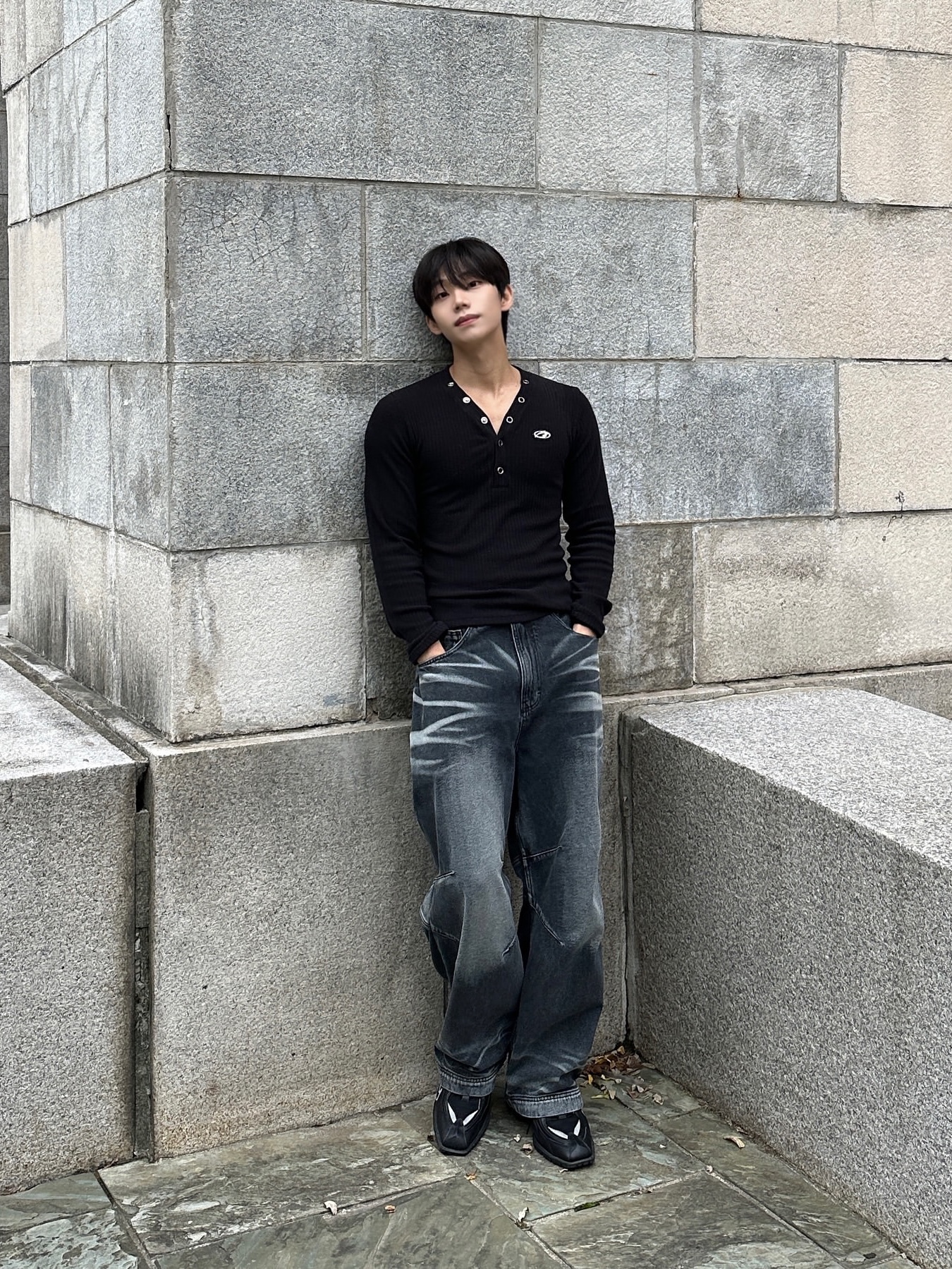 BLR Embossed Wave Washing Wide Denim Pants Black, BLR Embossed Wave Washing Wide Denim Pants Blue 착용 스타일