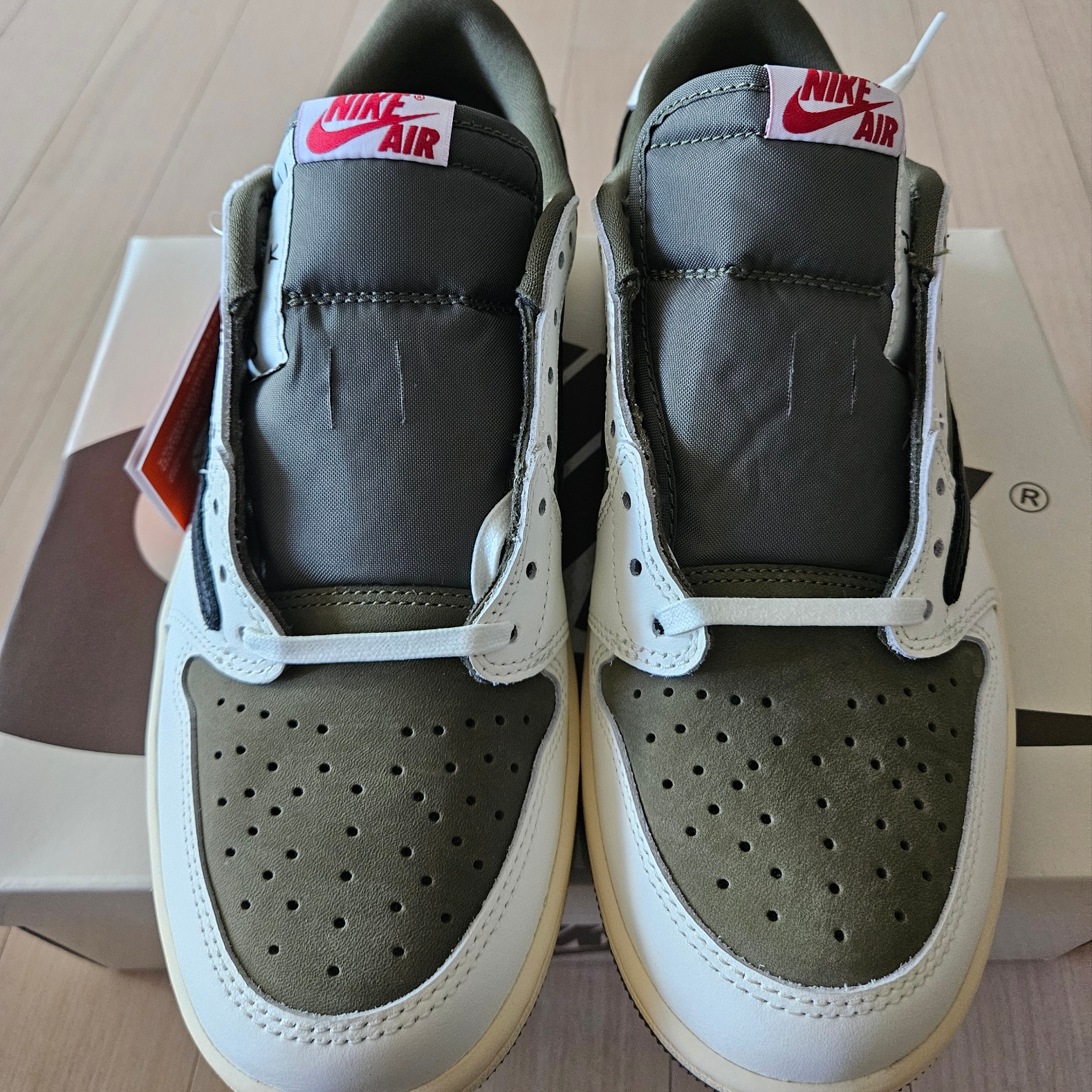 Jordan 1 x Travis Scott Retro Low OG SP Reverse Olive 착용 스타일 - 3