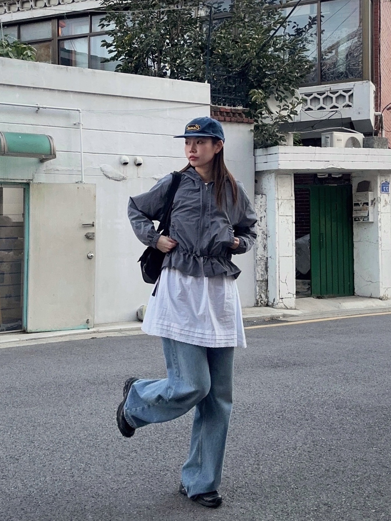 Margarin Fingers Peplum Glossy Jumper Dark Grey 착용 스타일 - 1