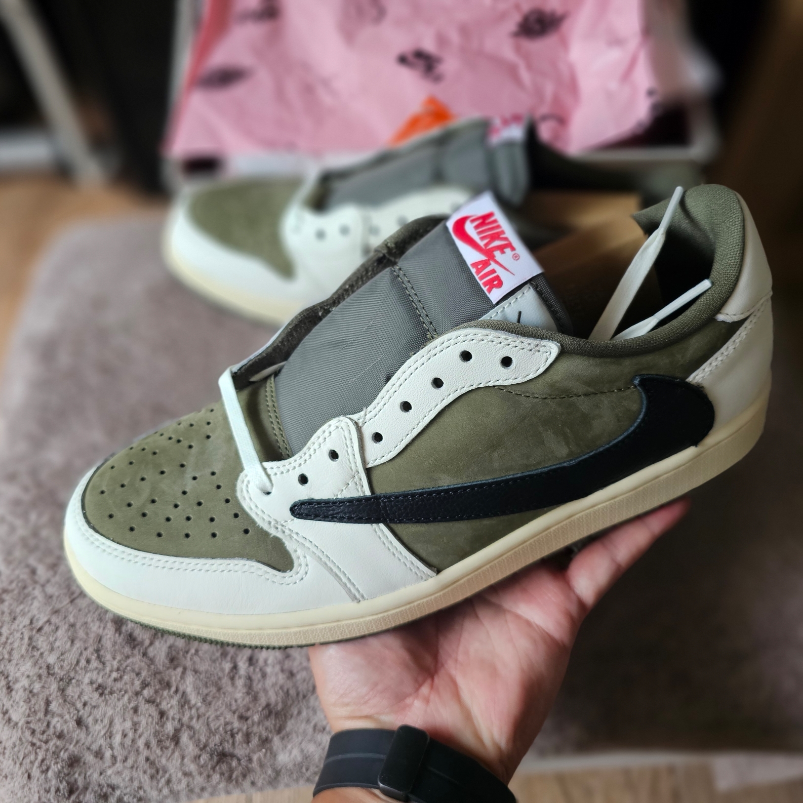 Jordan 1 x Travis Scott Retro Low OG SP Reverse Olive 착용 스타일 - 3