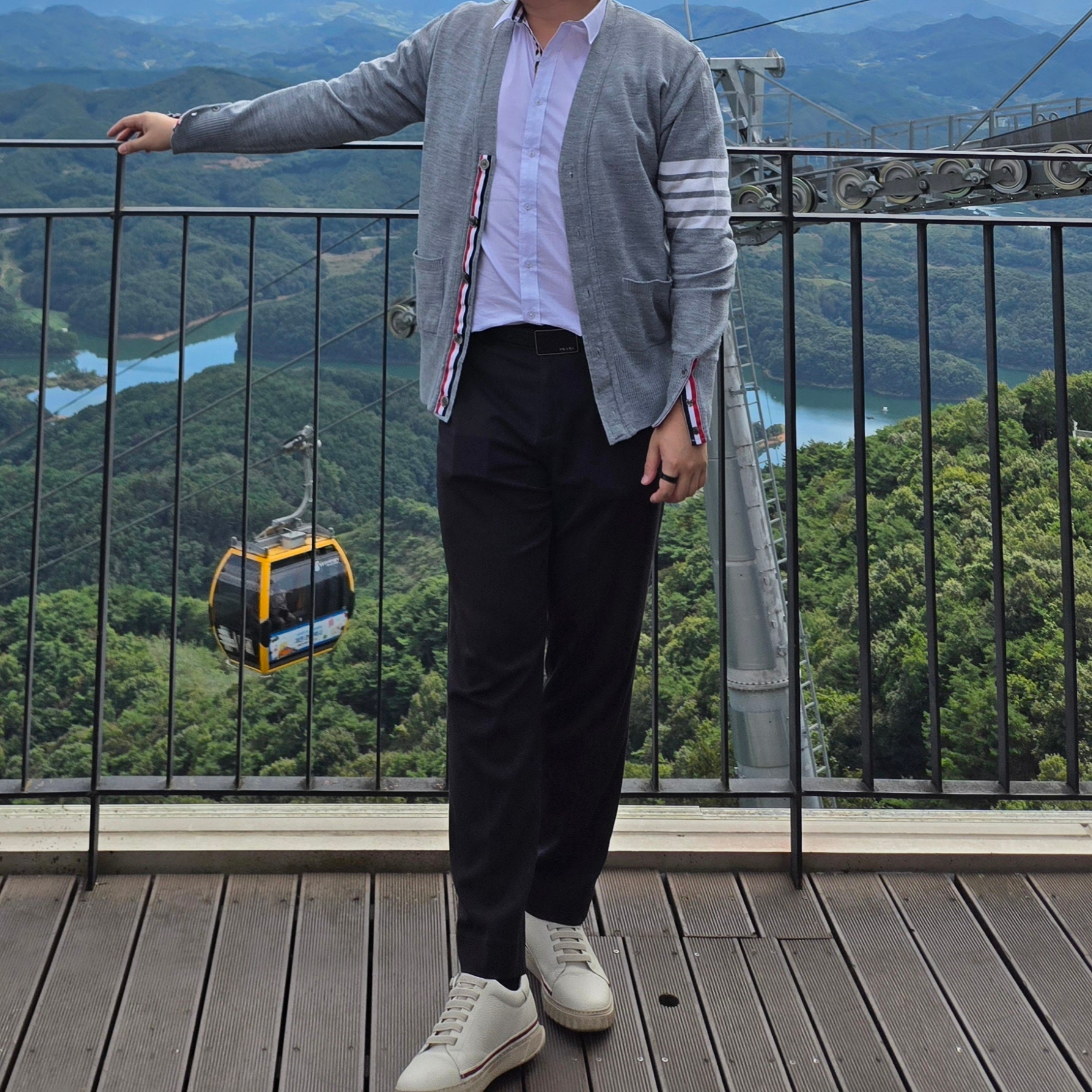 Burberry Stretch Cotton Shirt White, Thom Browne Sustainable Fine Merino Wool 4-Bar Classic Cardigan Medium Grey 착용 스타일