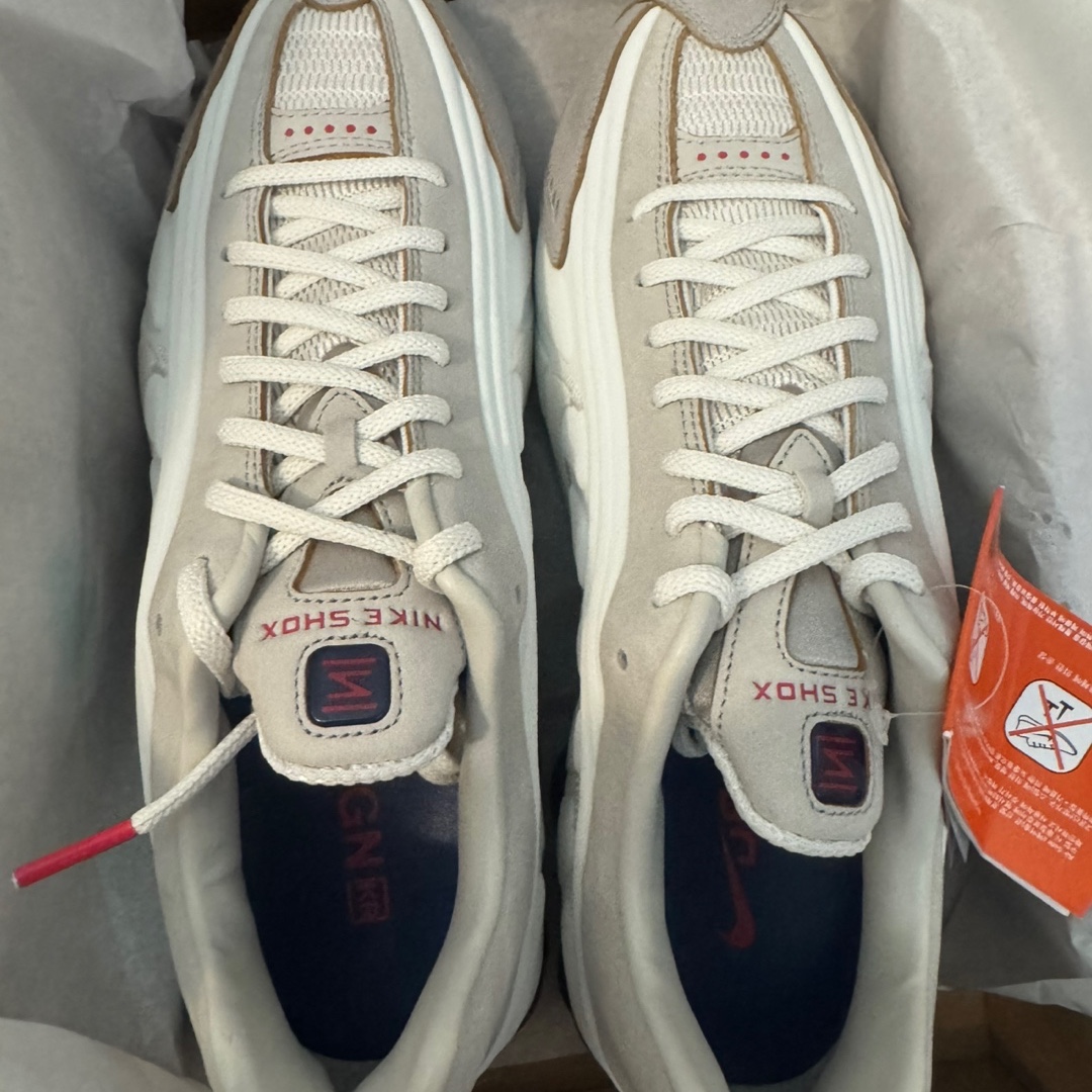 Nike Shox R4 PRM Light Iron Ore and Phantom 착용 스타일 - 2
