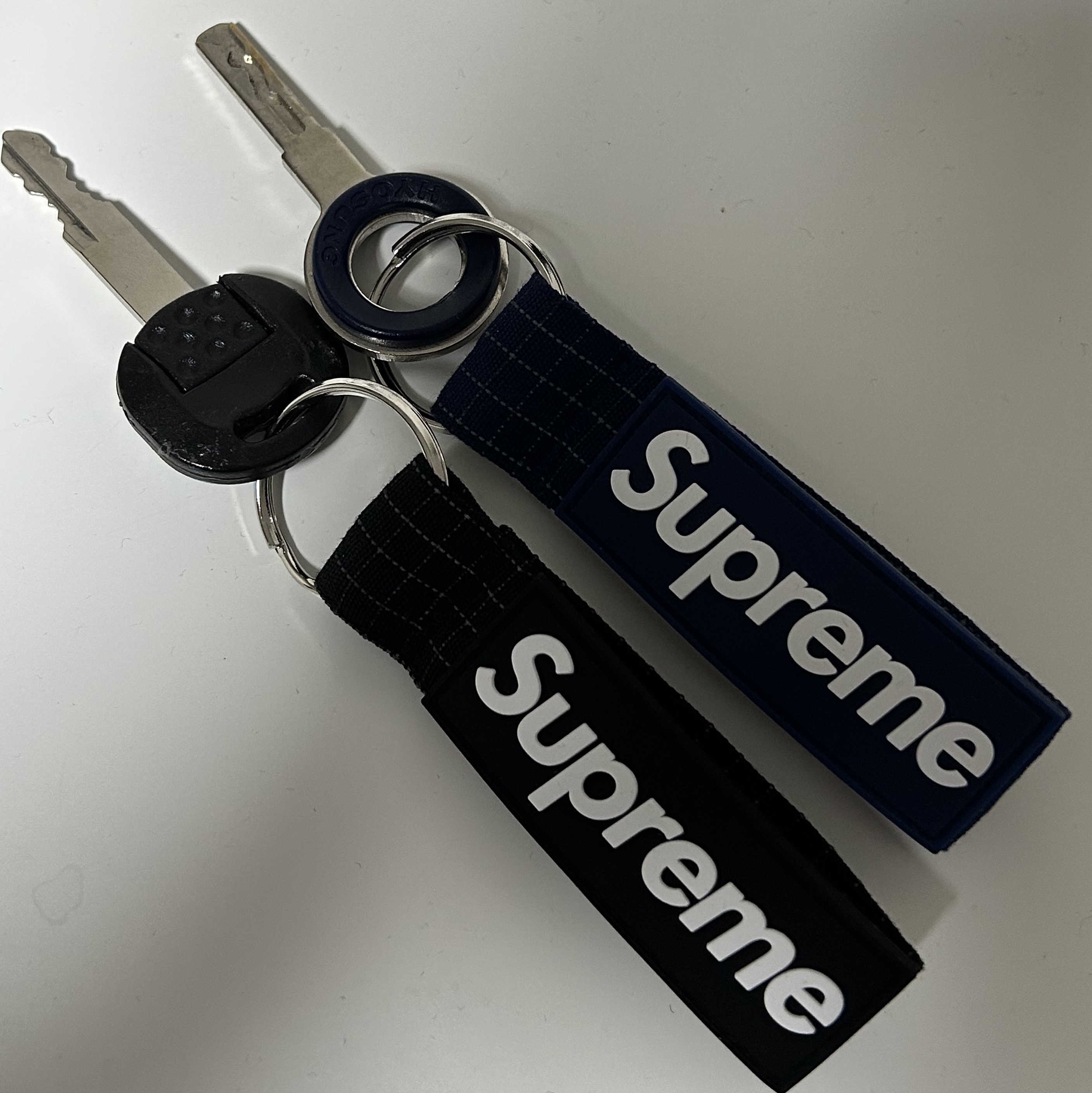 Supreme Ripstop Keychain Black - 24SS, Supreme Ripstop Keychain Navy - 24SS 착용 스타일