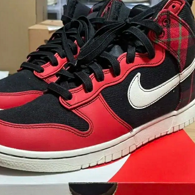 Nike Dunk High Black and University REd 착용 스타일