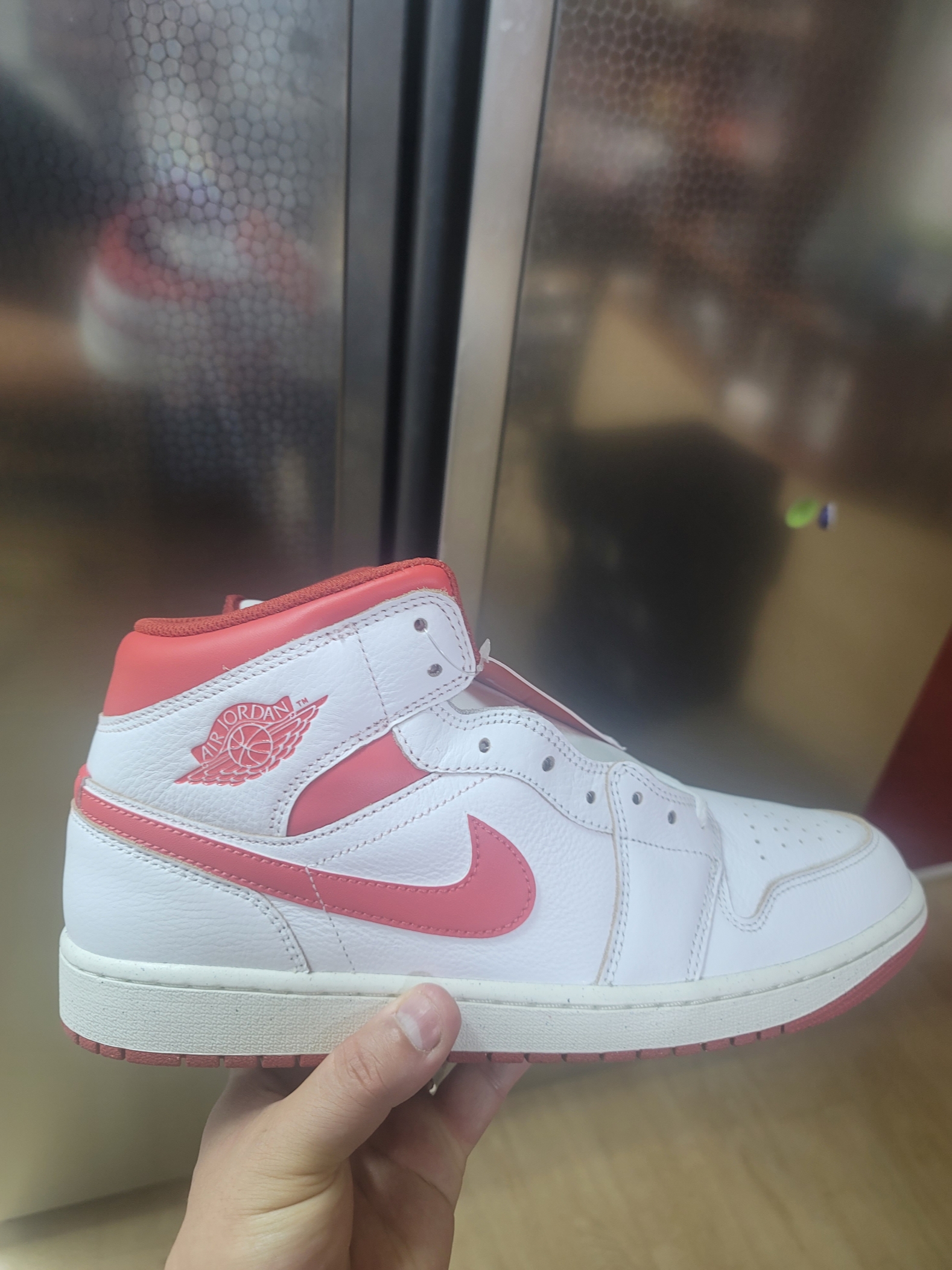 Jordan 1 Mid SE White Dune Red 착용 스타일