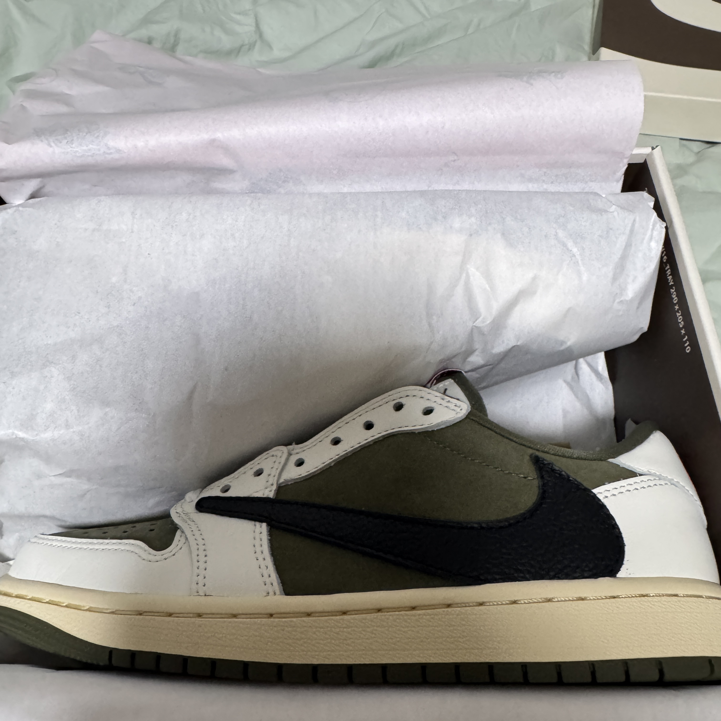 Jordan 1 x Travis Scott Retro Low OG SP Reverse Olive 착용 스타일 - 2