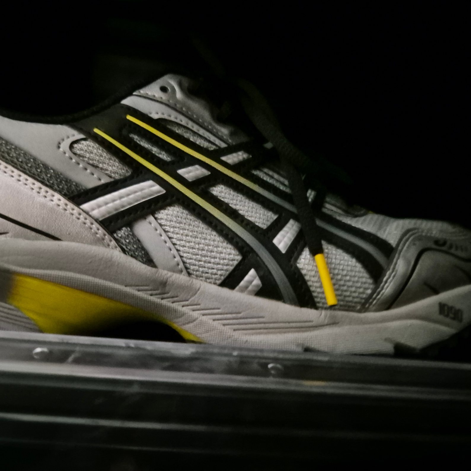 Asics Gel-1090 Mid Grey Black 착용 스타일