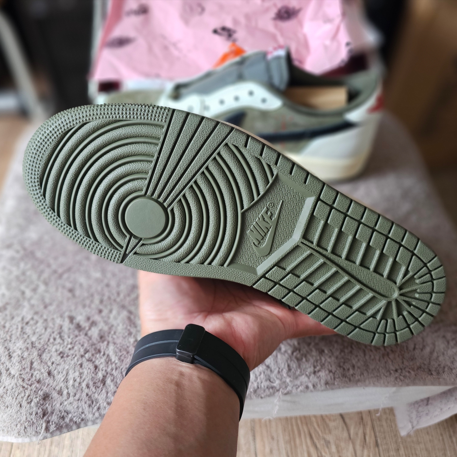 Jordan 1 x Travis Scott Retro Low OG SP Reverse Olive 착용 스타일 - 5