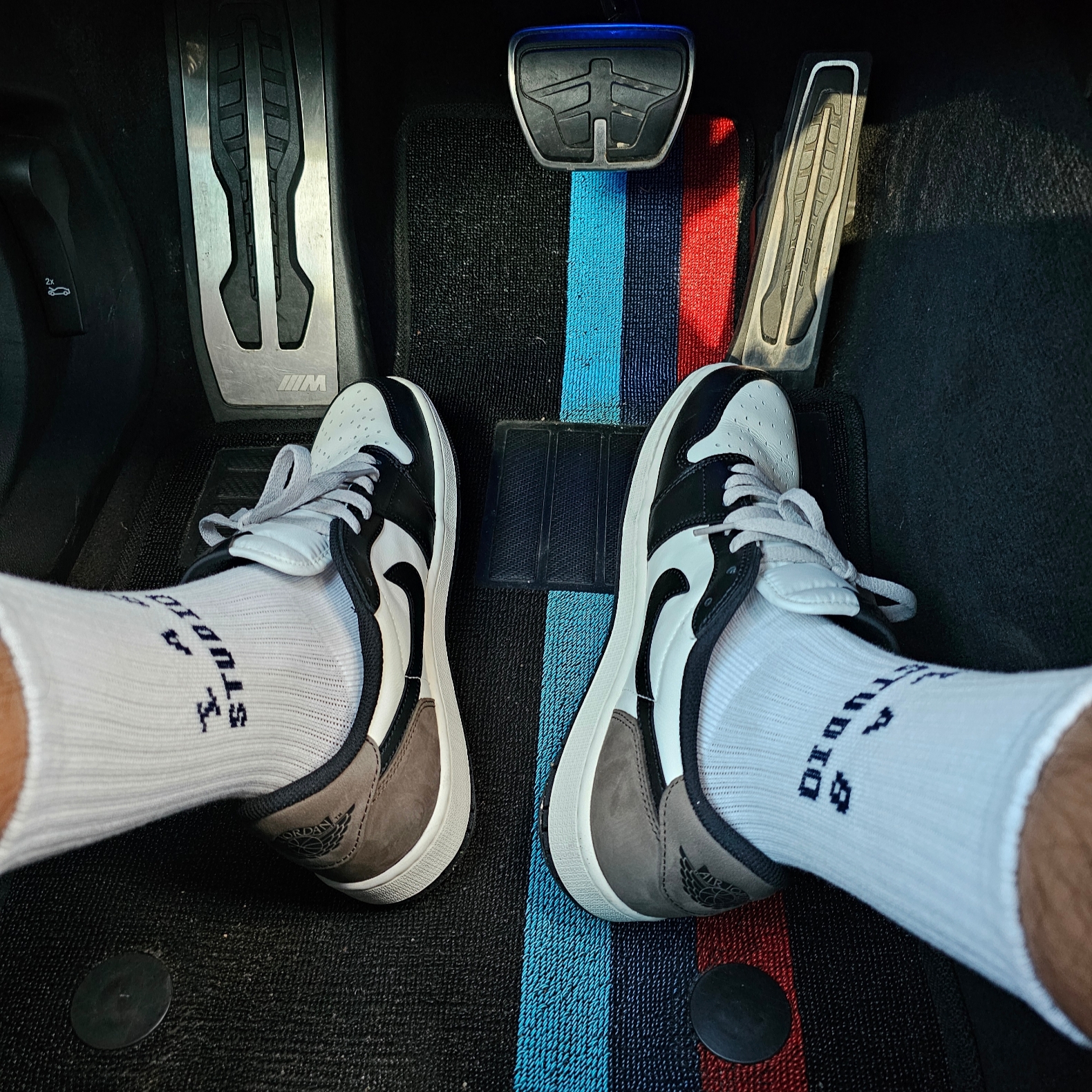 Jordan 1 Retro Low OG Mocha, IAB Studio Socks White Black (5 Pack) 착용 스타일