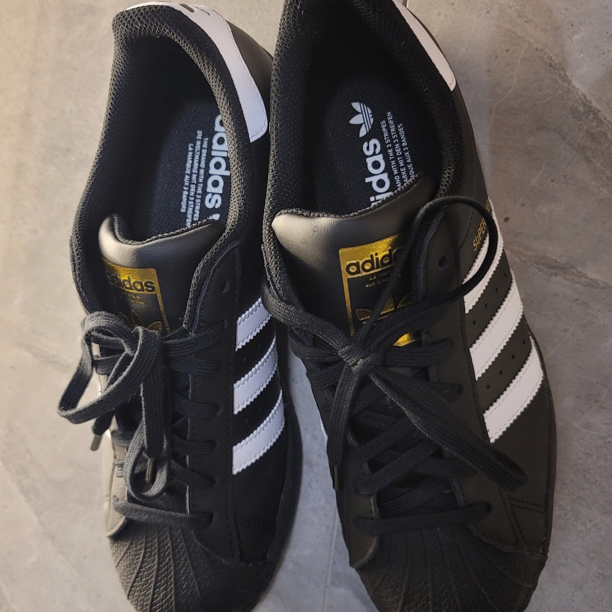 Adidas Superstar Core Black White 착용 스타일