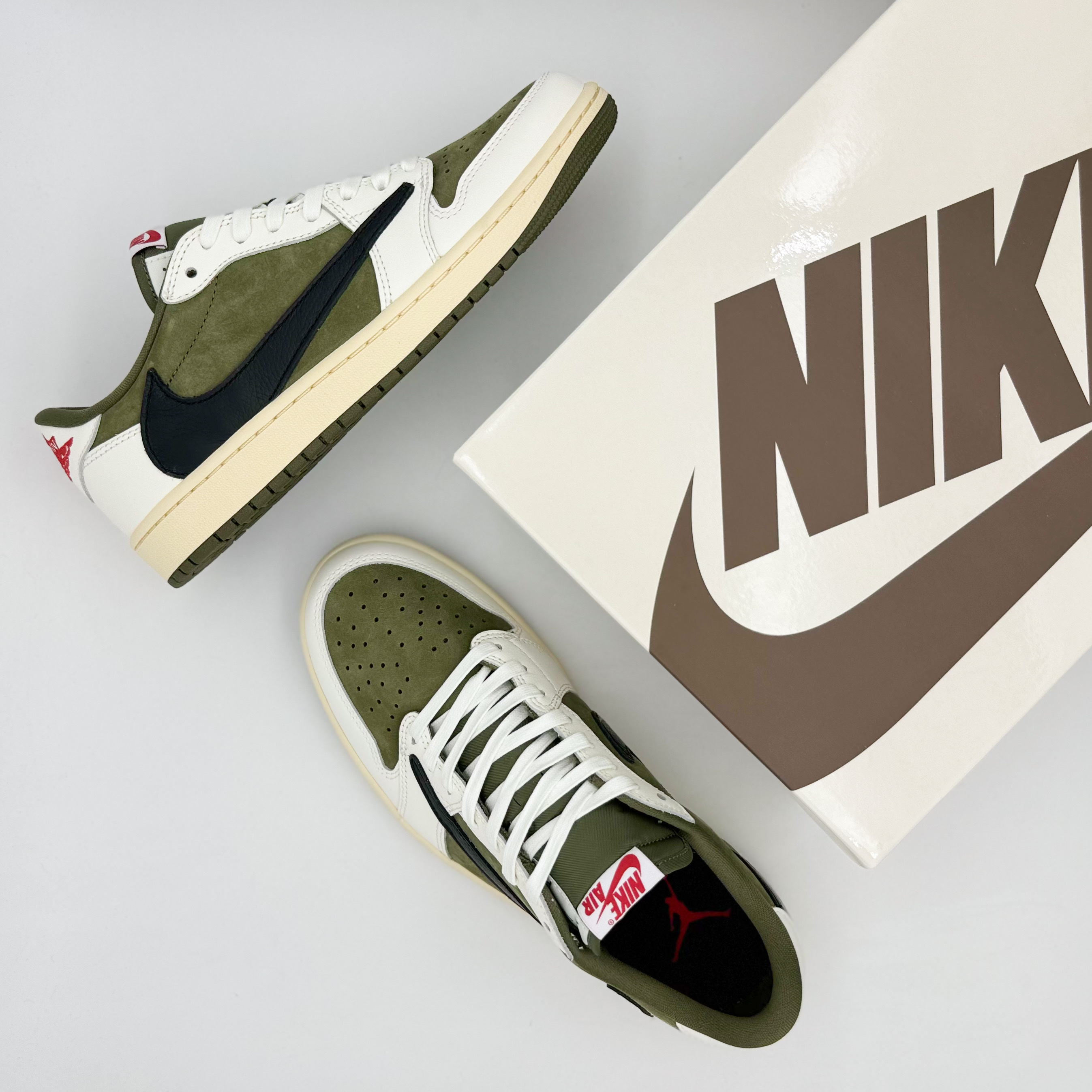 Jordan 1 x Travis Scott Retro Low OG SP Reverse Olive 착용 스타일 - 5