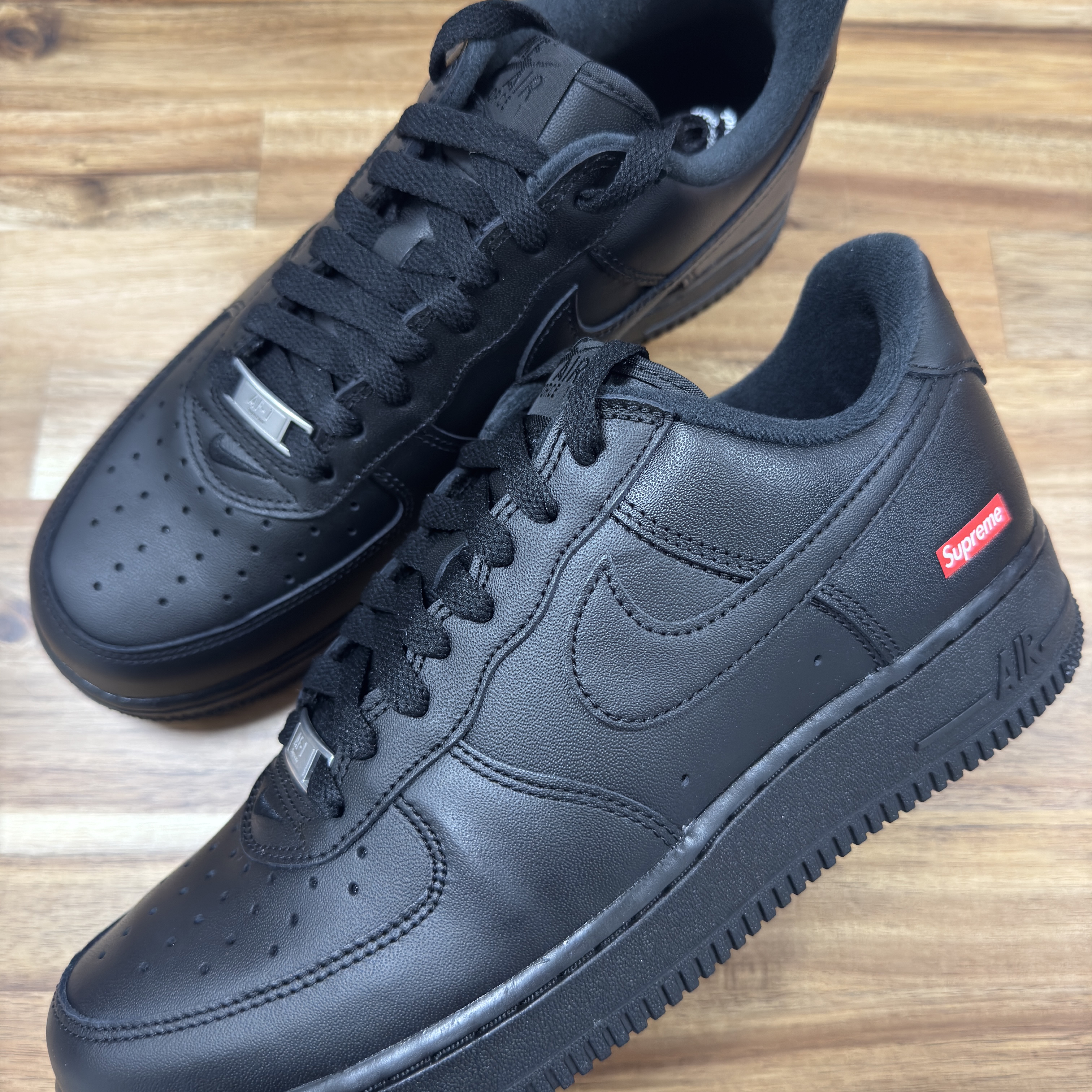 Nike x Supreme Air Force 1 Low Black 착용 스타일 - 2