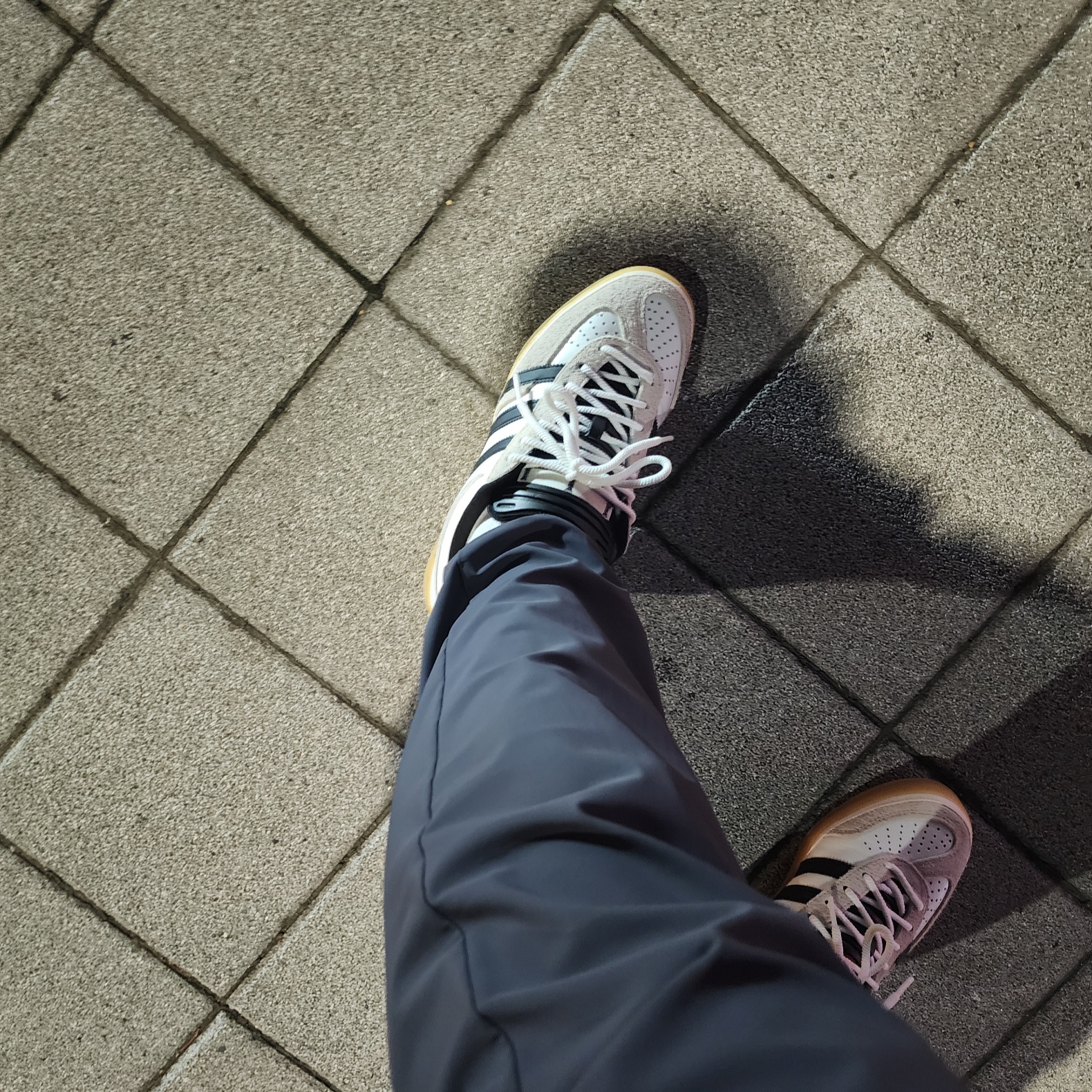 Adidas x Bad Bunny Gazelle Indoor Off White Black 착용 스타일 - 3