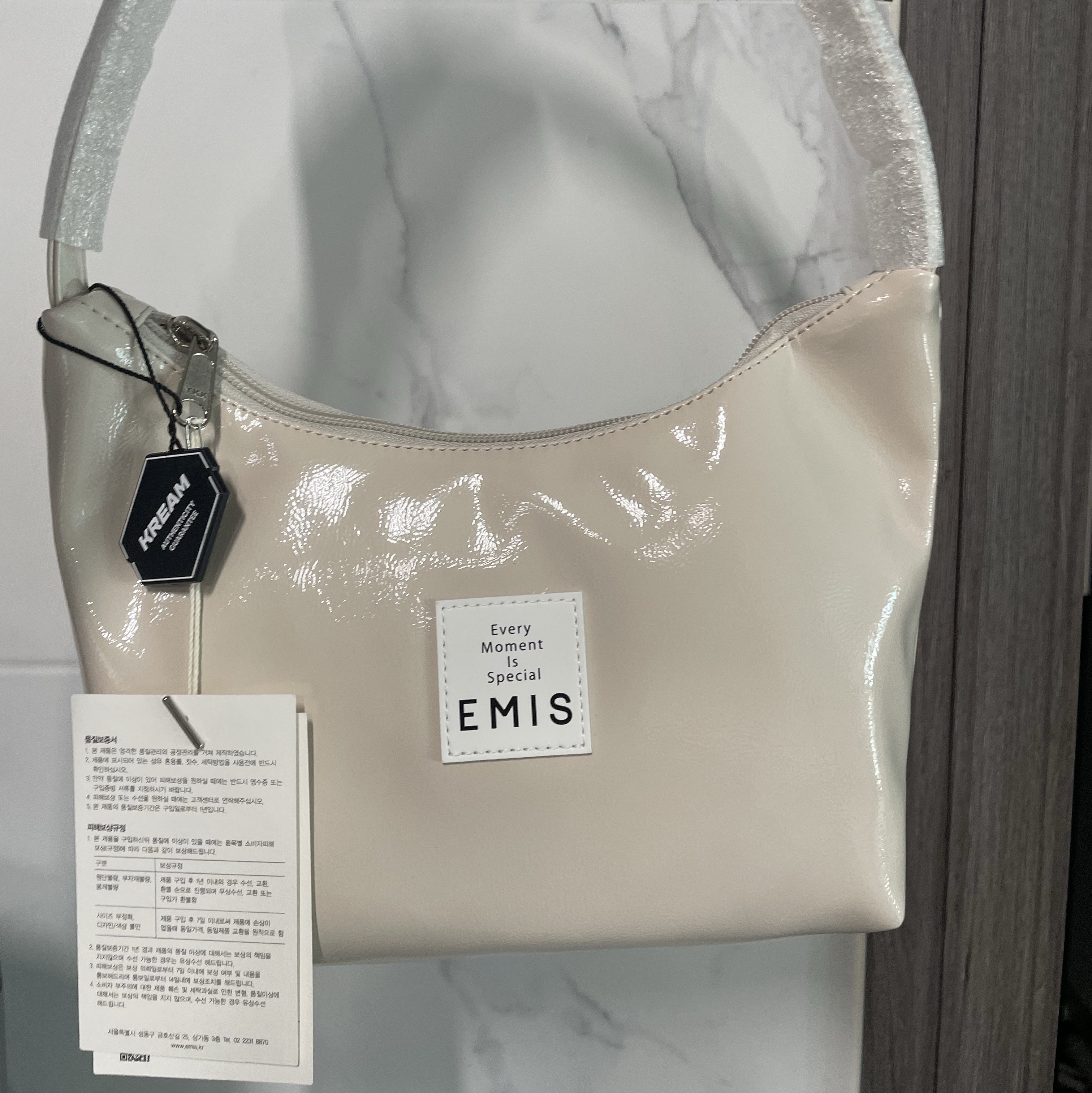 Emis New Enamel Hobo Bag Cream 착용 스타일