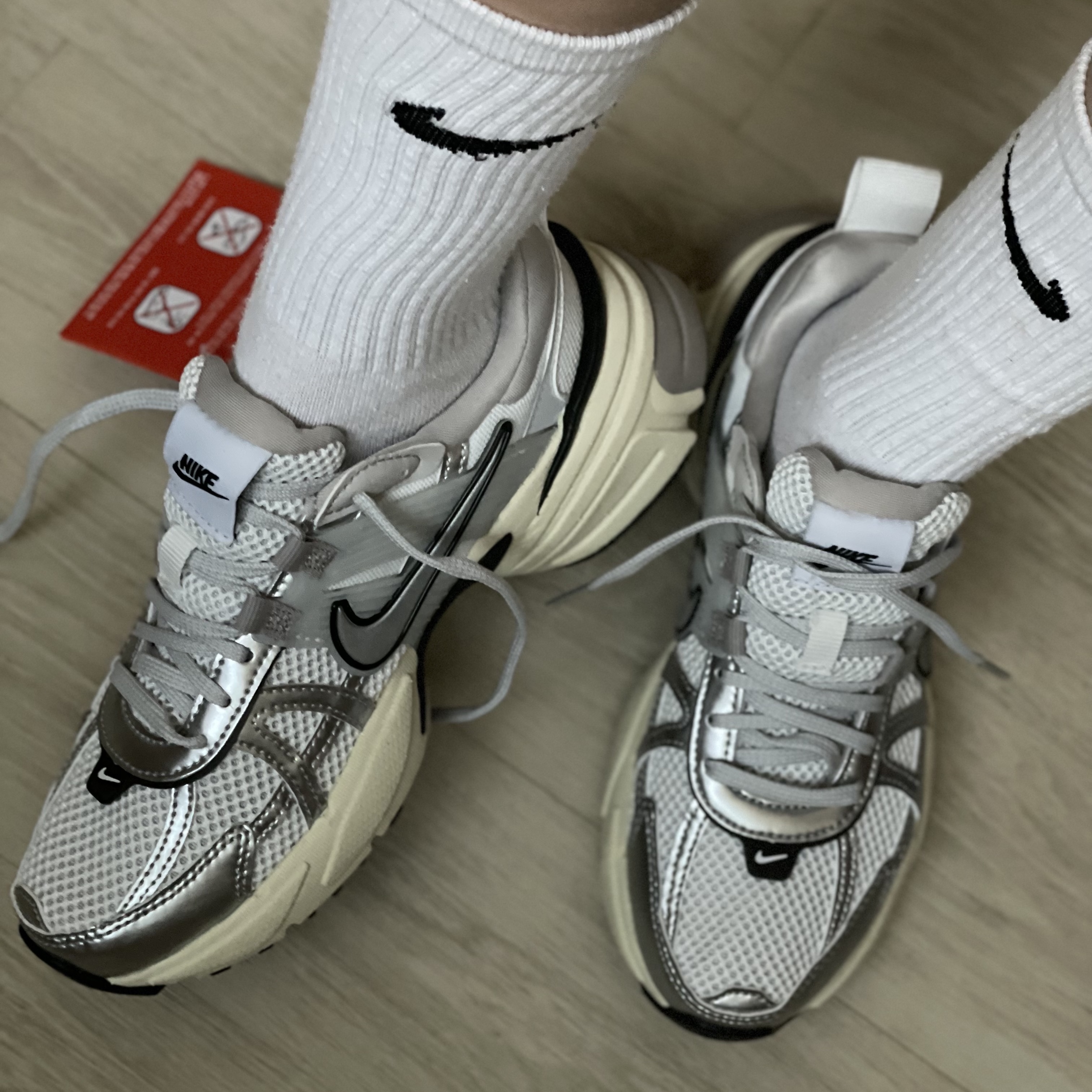 Nike V2K Run Summit White Metallic Silver 착용 스타일 - 1