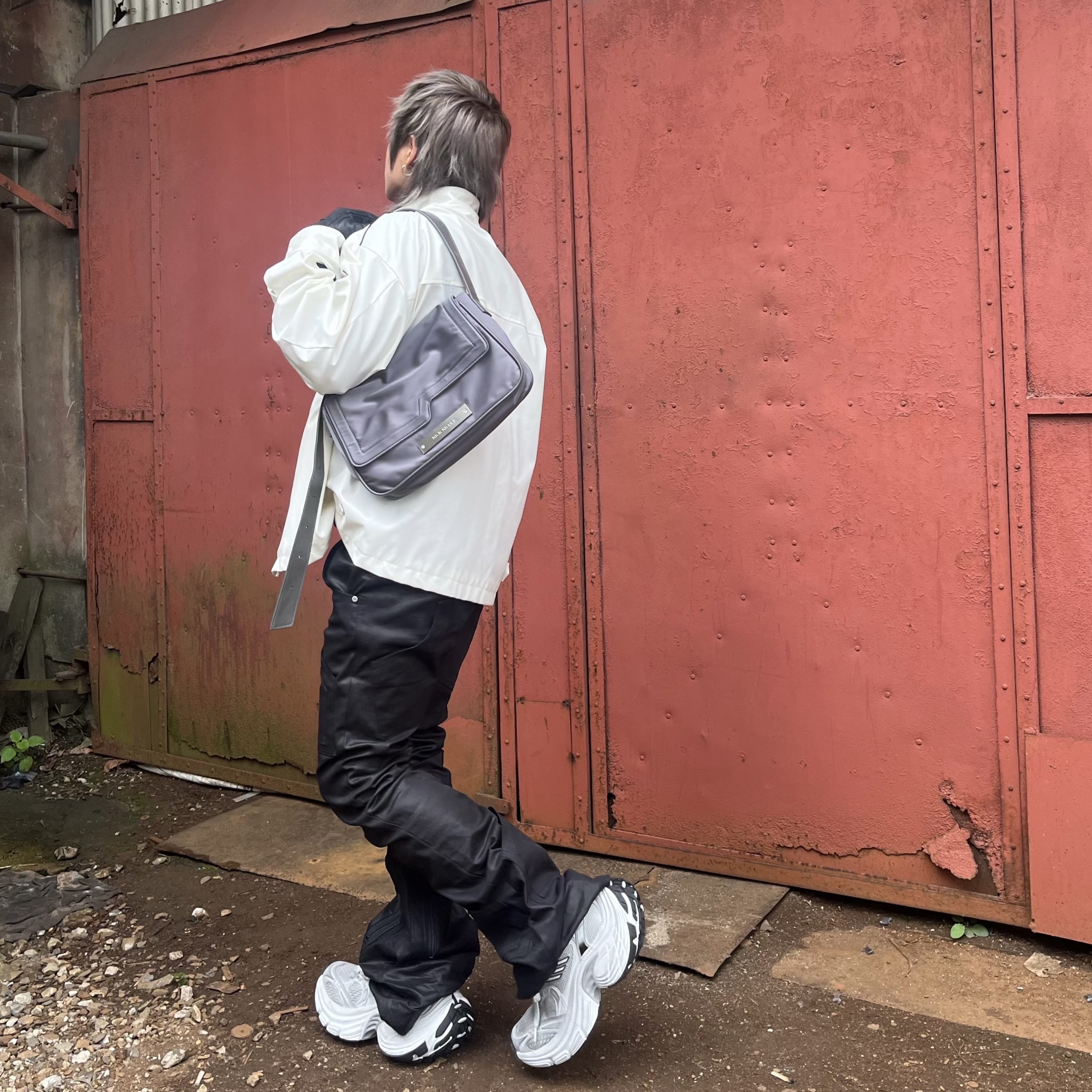 Balenciaga 10XL Sneakers White Grey Silver Black 착용 스타일 - 1