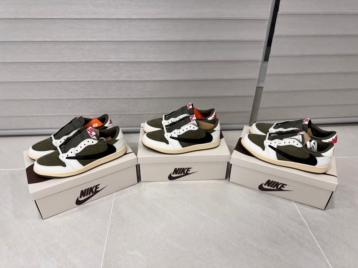 Jordan 1 x Travis Scott Retro Low OG SP Reverse Olive 착용 스타일 - 1