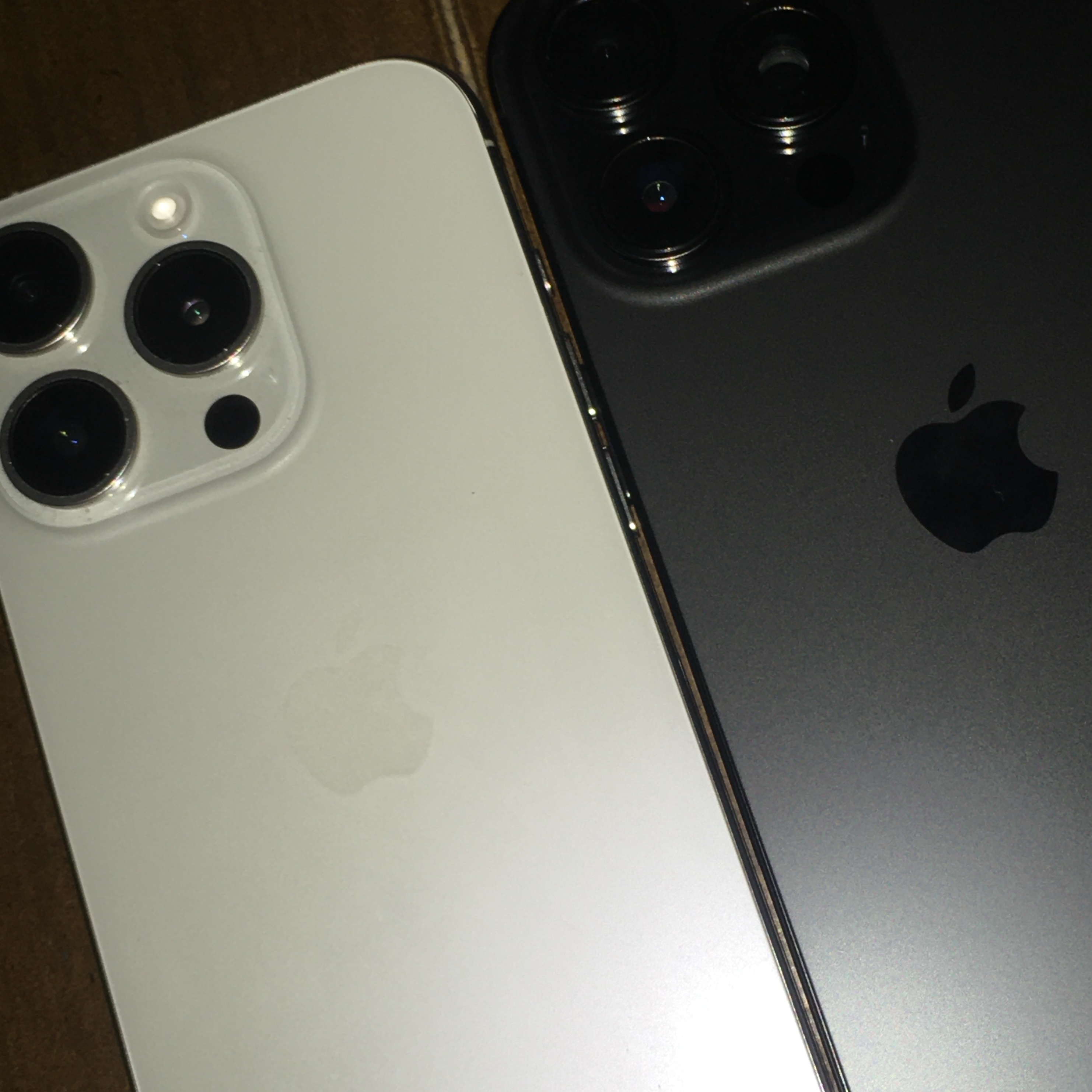 Apple iPhone 16 Pro 256GB Black Titanium (Korean Ver.), Apple iPhone 15 Pro 128GB White Titanium (Korean Ver.) 착용 스타일