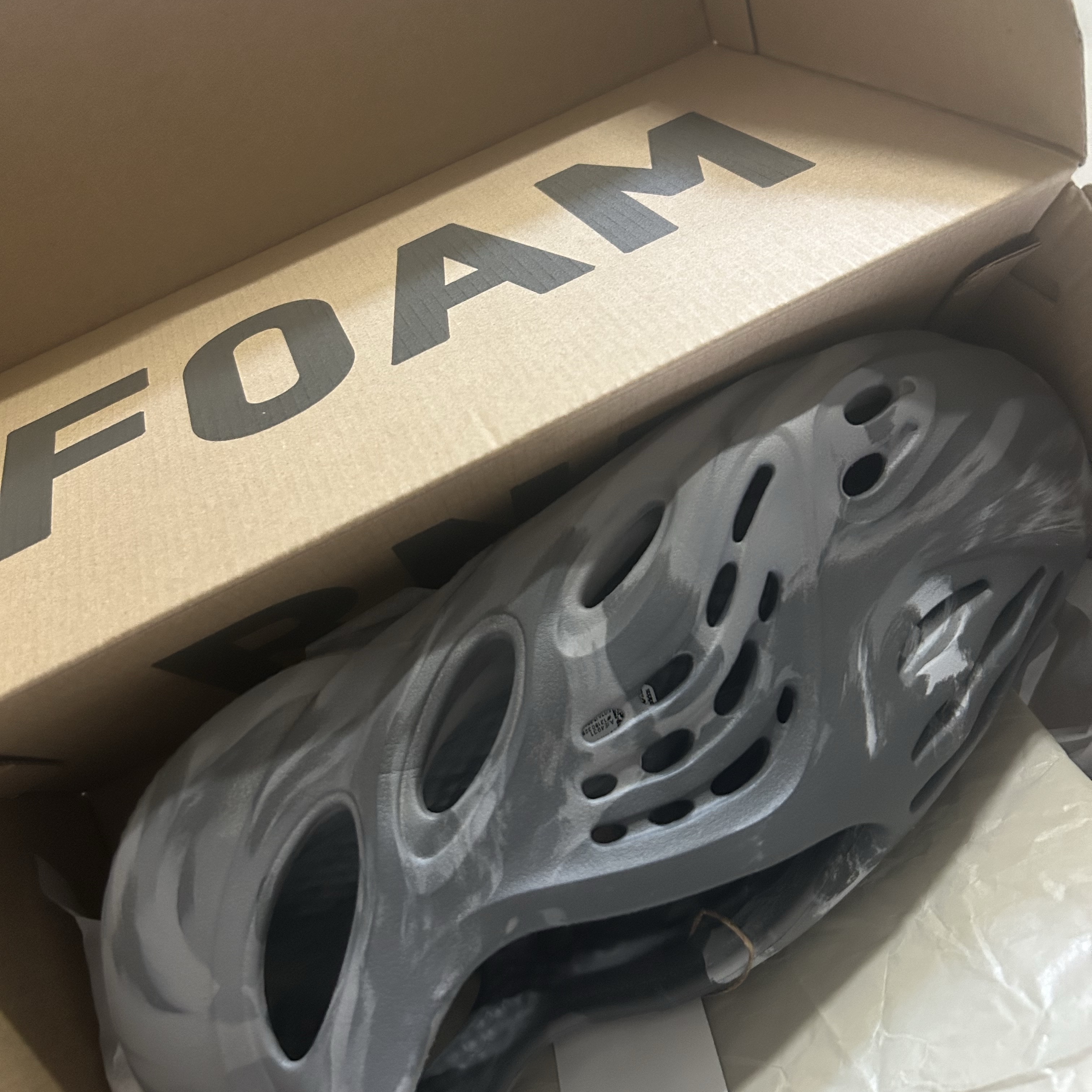Adidas Yeezy Foam RNNR MX Granite 착용 스타일 - 1