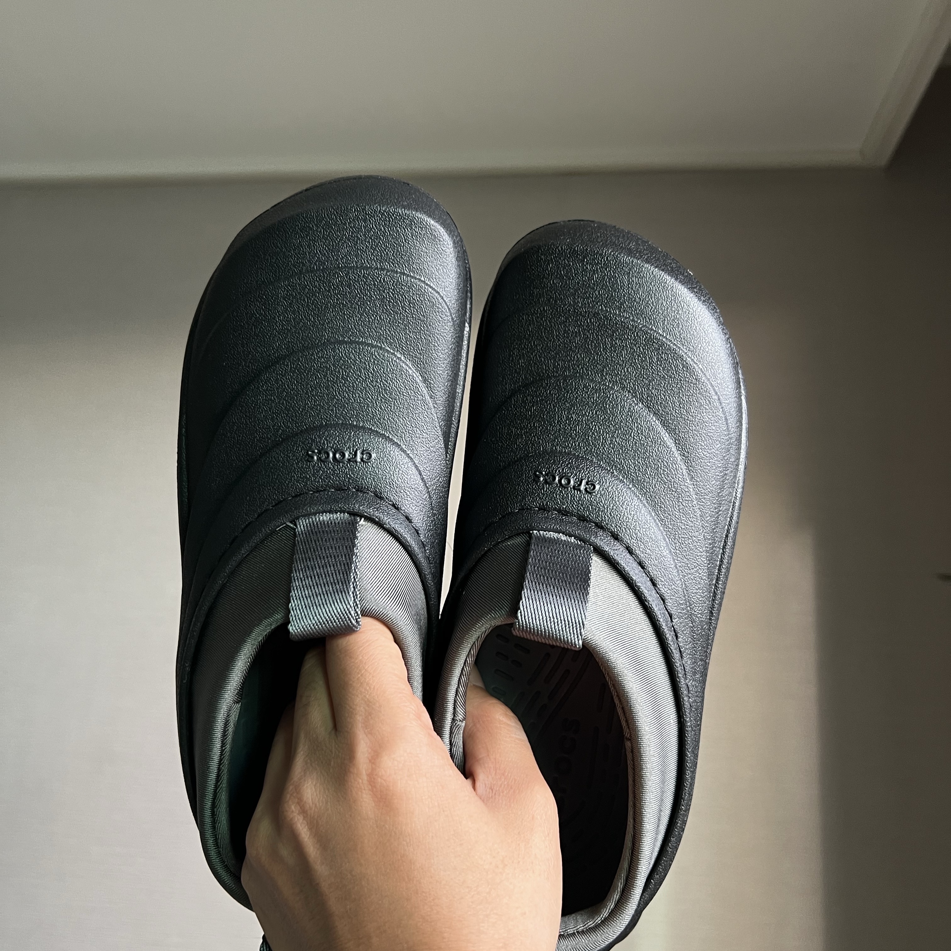 Crocs Echo Storm Midnight 착용 스타일 - 2